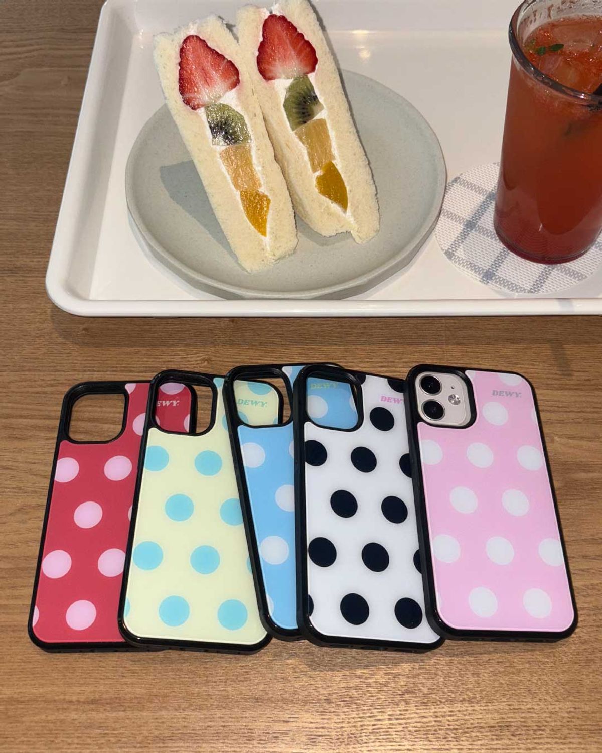 듀이(DEWY) [+맥세이프] 블랙 도트 패턴 범퍼 폰케이스 (+갤럭시 제트플립)