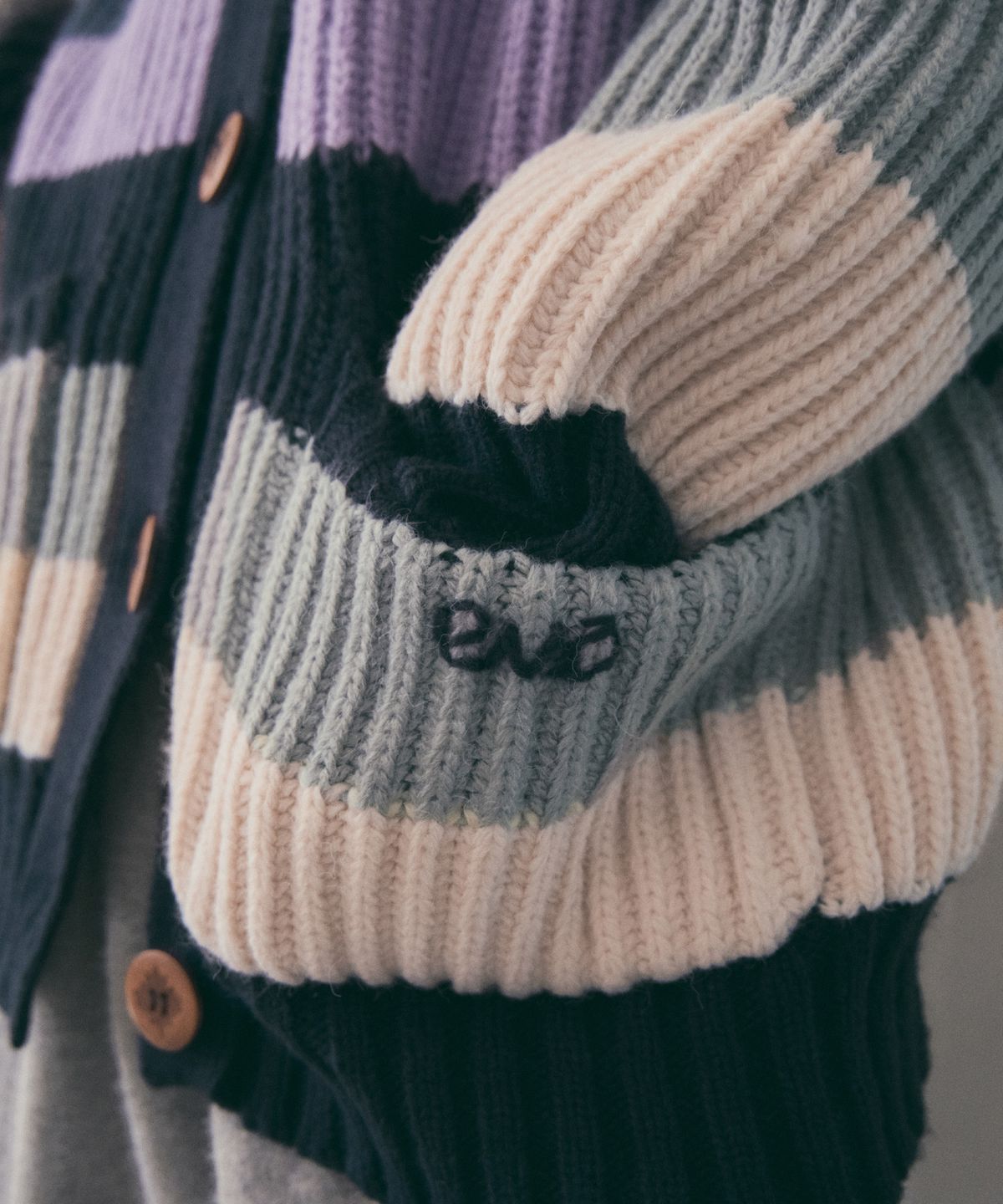아우어노스텔지아(OURNOSTALGIA) Rainbow Stripe Cardigan_Navy mix(OC25-KN20)