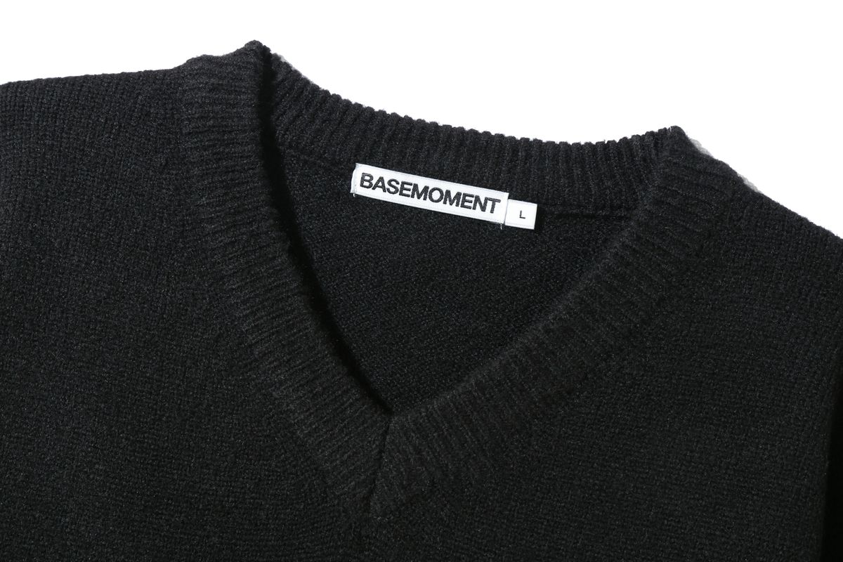 베이스모먼트(BASEMOMENT) 캐시라이크 브이넥 크롭 니트 블랙