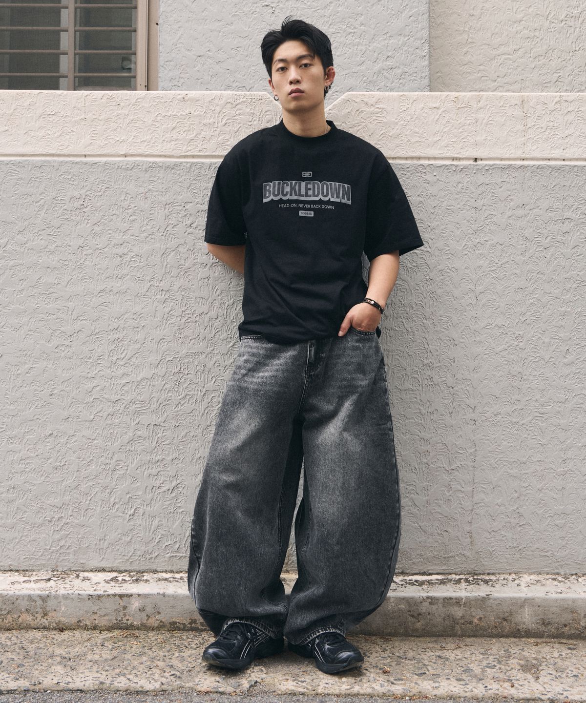 버클다운(BUCKLE DOWN) 사이드 턱 커브드 와이드 데님 팬츠 (WASHED GREY)