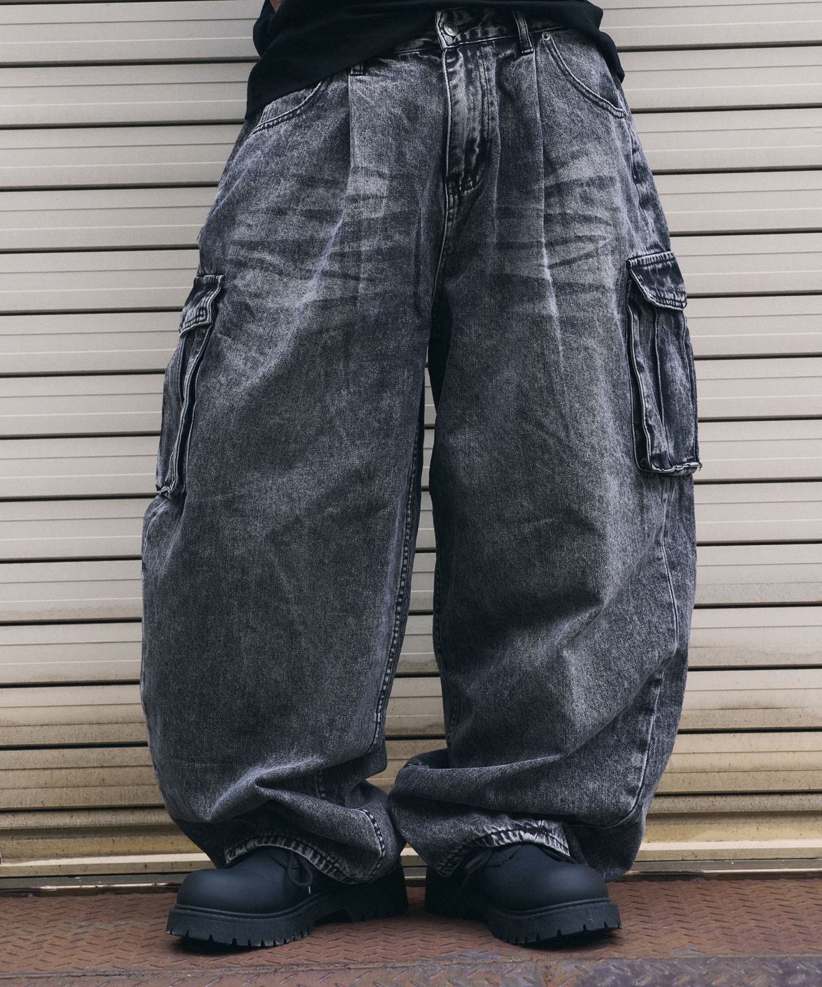 버클다운(BUCKLE DOWN) 원턱 와이드핏 커브드 카고 데님 팬츠 (WASHED GREY)