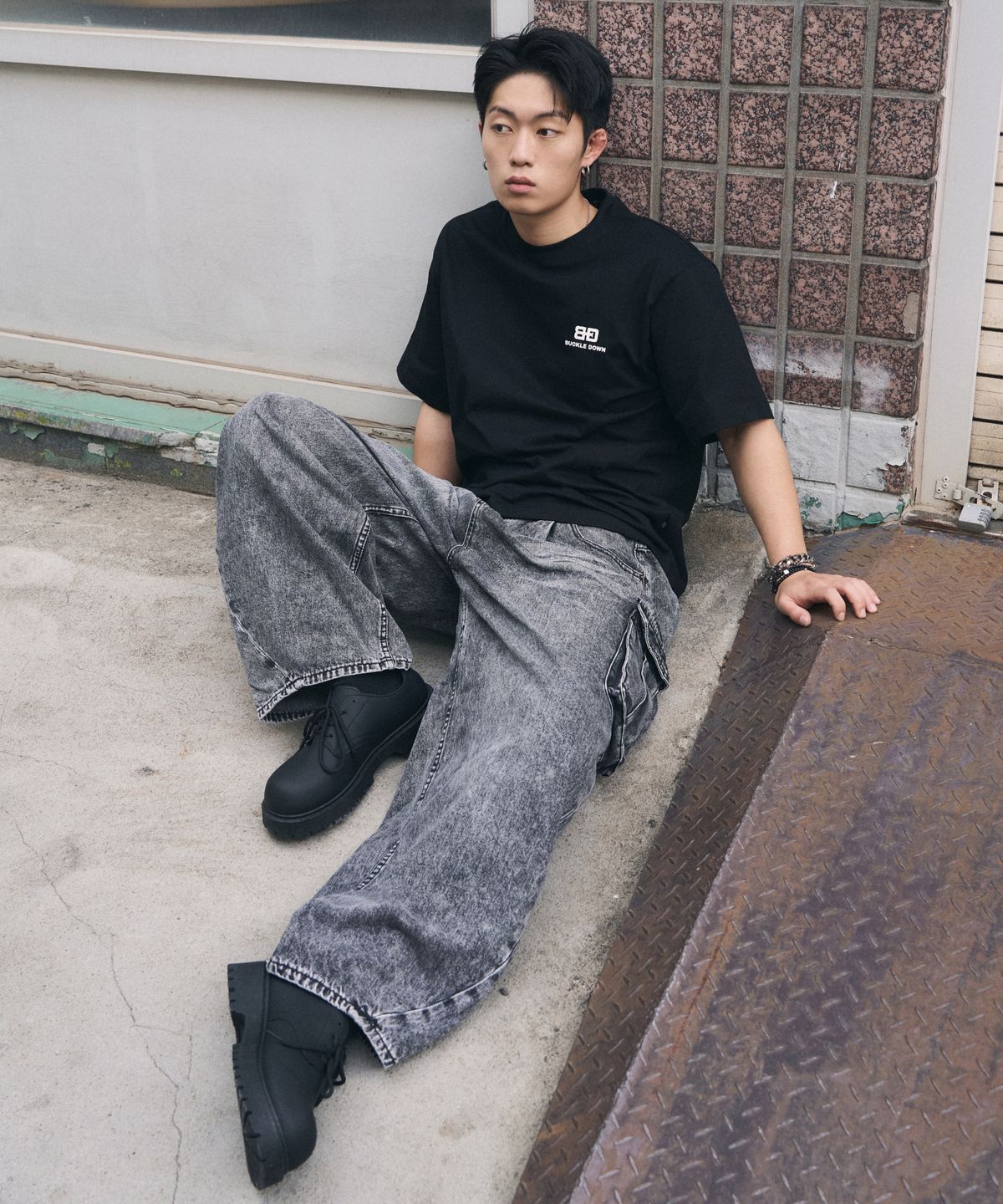 버클다운(BUCKLE DOWN) 원턱 와이드핏 커브드 카고 데님 팬츠 (WASHED GREY)