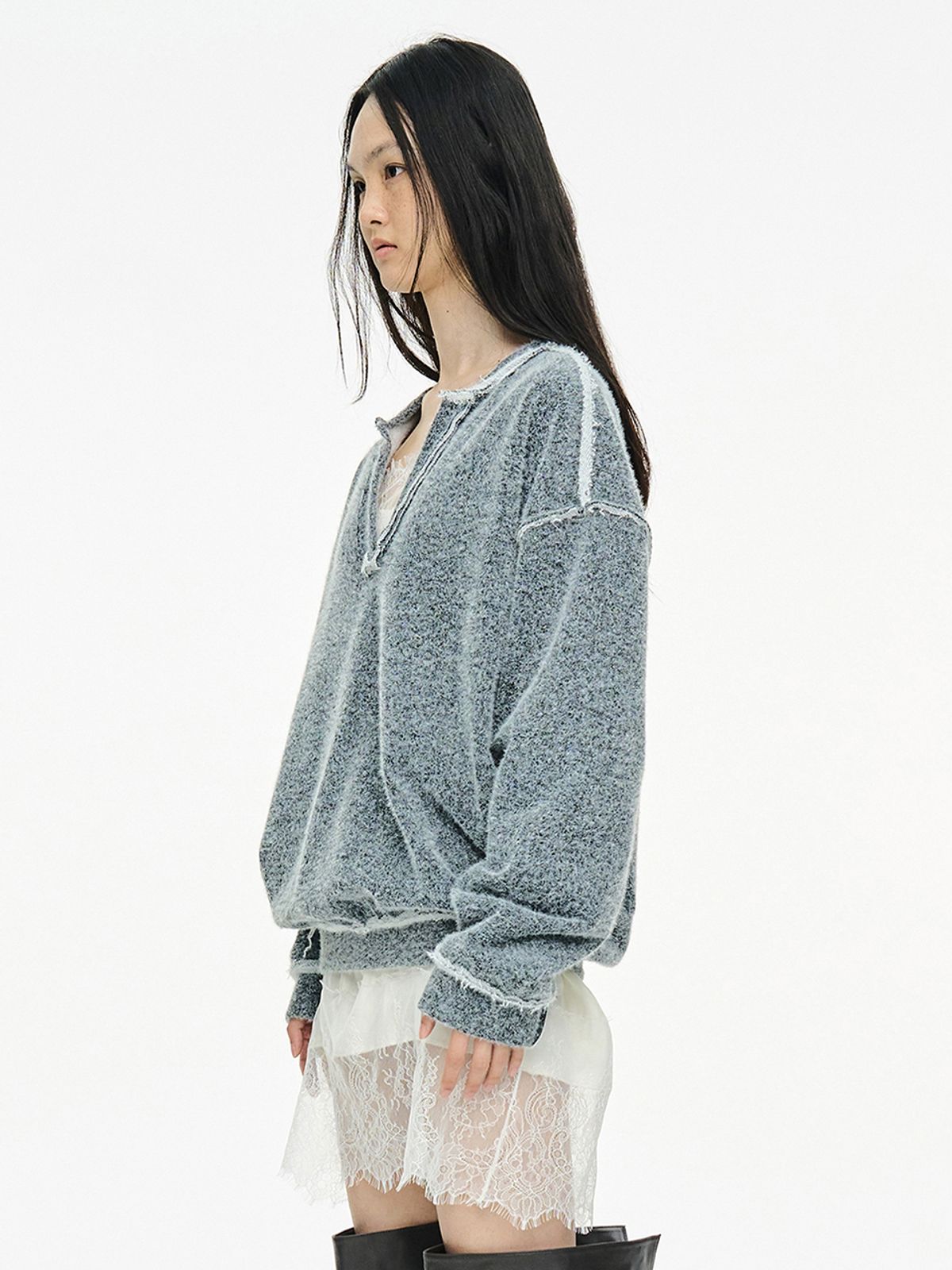 세릭(CERRIC) FURRY V-NECK SWEATSHIRT / CHARCOAL