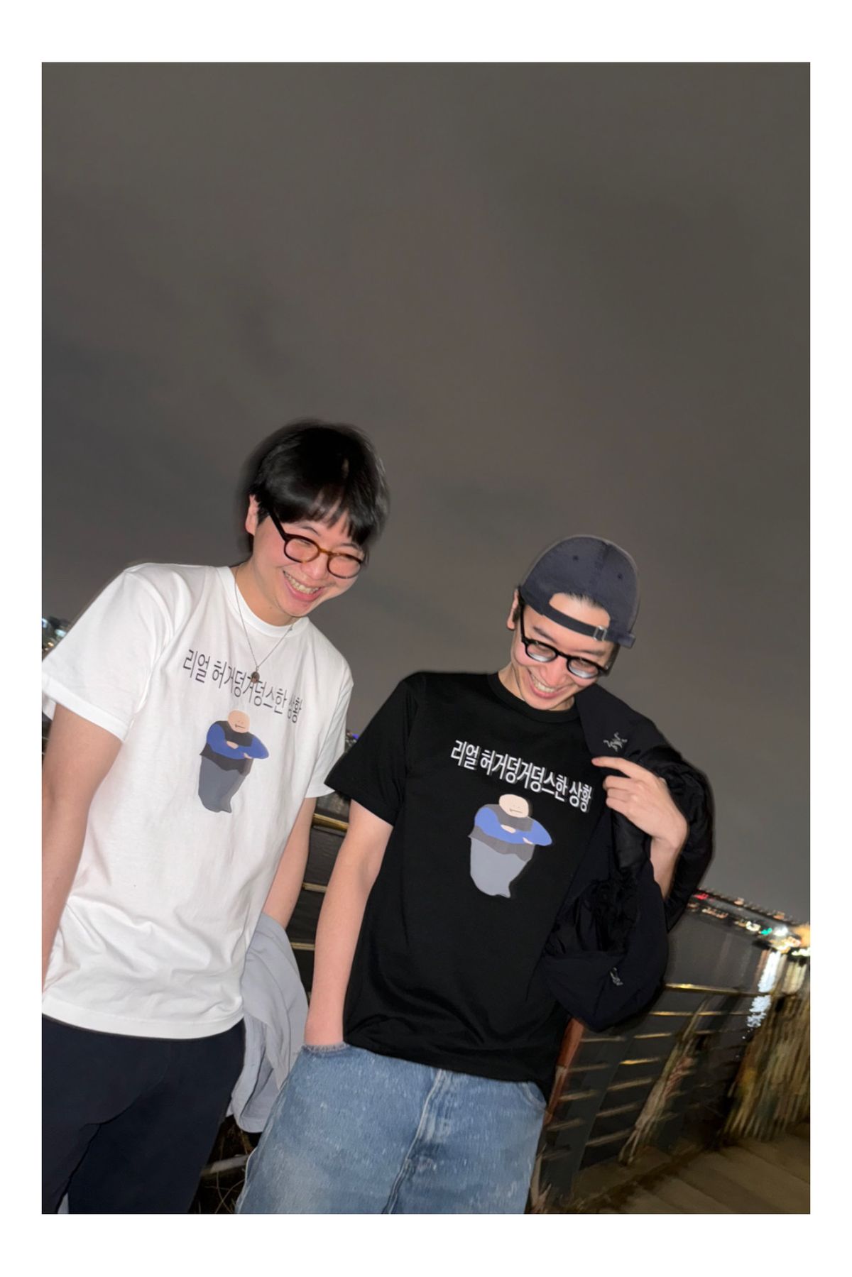 잇츠쿨띵(ITISCOOLTHING) 리얼 허거덩거덩스한 상황 T-shirts (white)
