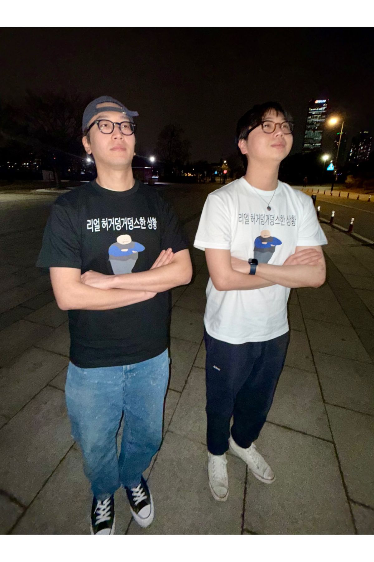 잇츠쿨띵(ITISCOOLTHING) 리얼 허거덩거덩스한 상황 T-shirts (black)