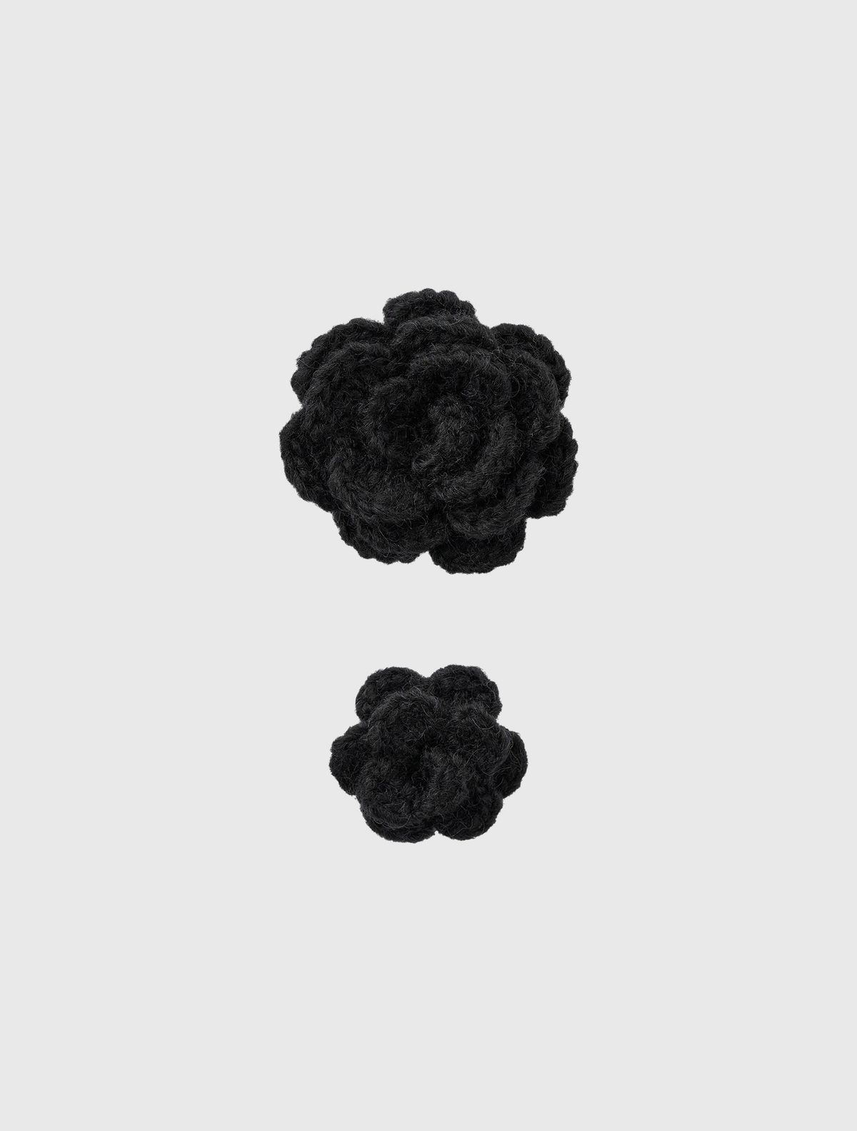 제너럴아이디어(GENERALIDEA) 핸드메이드 니트 플라워 브로치 세트 [BLACK] / WBE4L98523