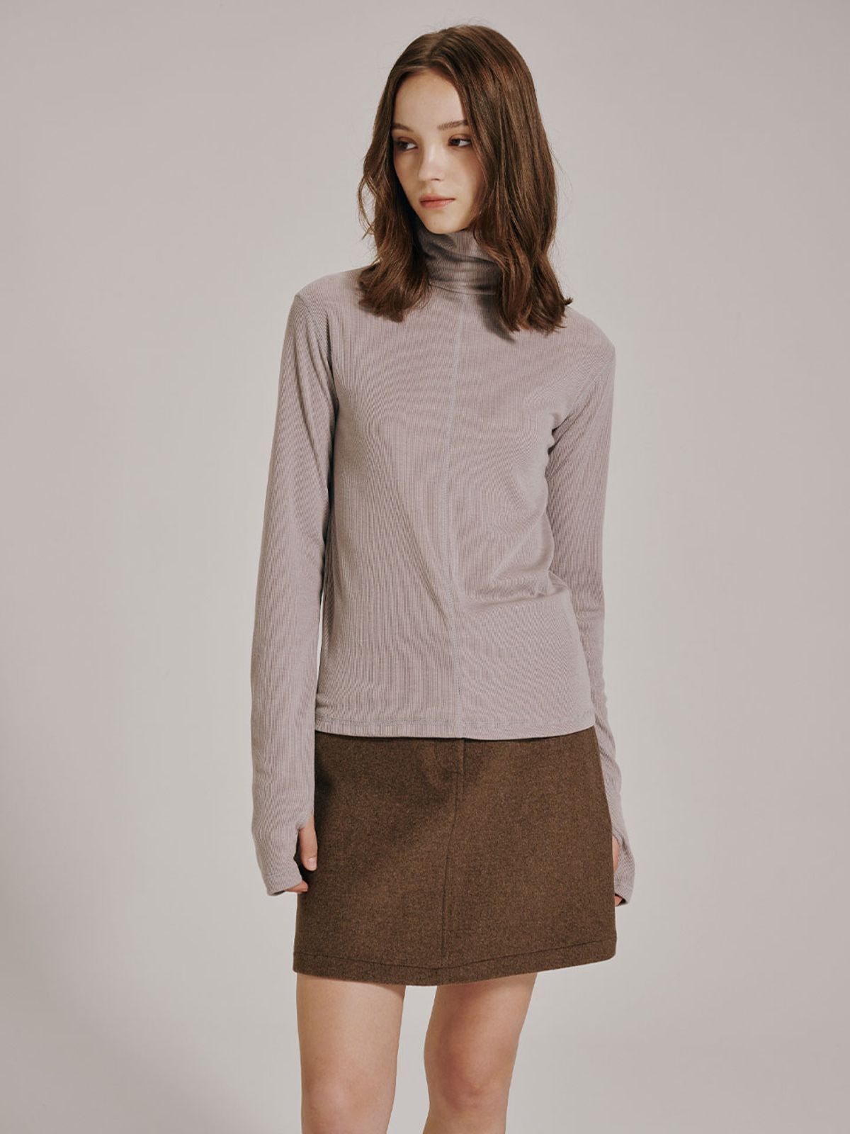누브(NOUVE) 스티치 터틀넥 워머 티셔츠 - 모카 / Stitch Turtleneck Warmer T-Shirt - Mocha