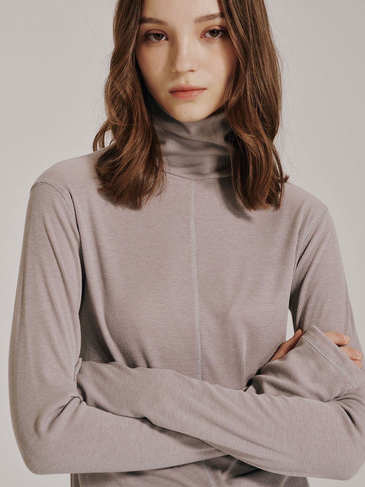 누브(NOUVE) 스티치 터틀넥 워머 티셔츠 - 모카 / Stitch Turtleneck Warmer T-Shirt - Mocha