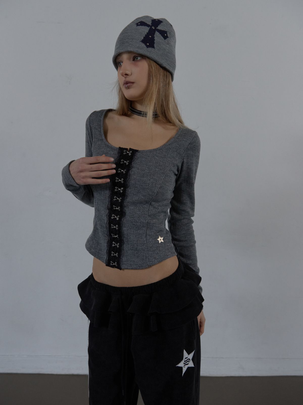 셋업이엑스이(SETUP-EXE) CROSS STUDDED BEANIE / MELANGE GRAY