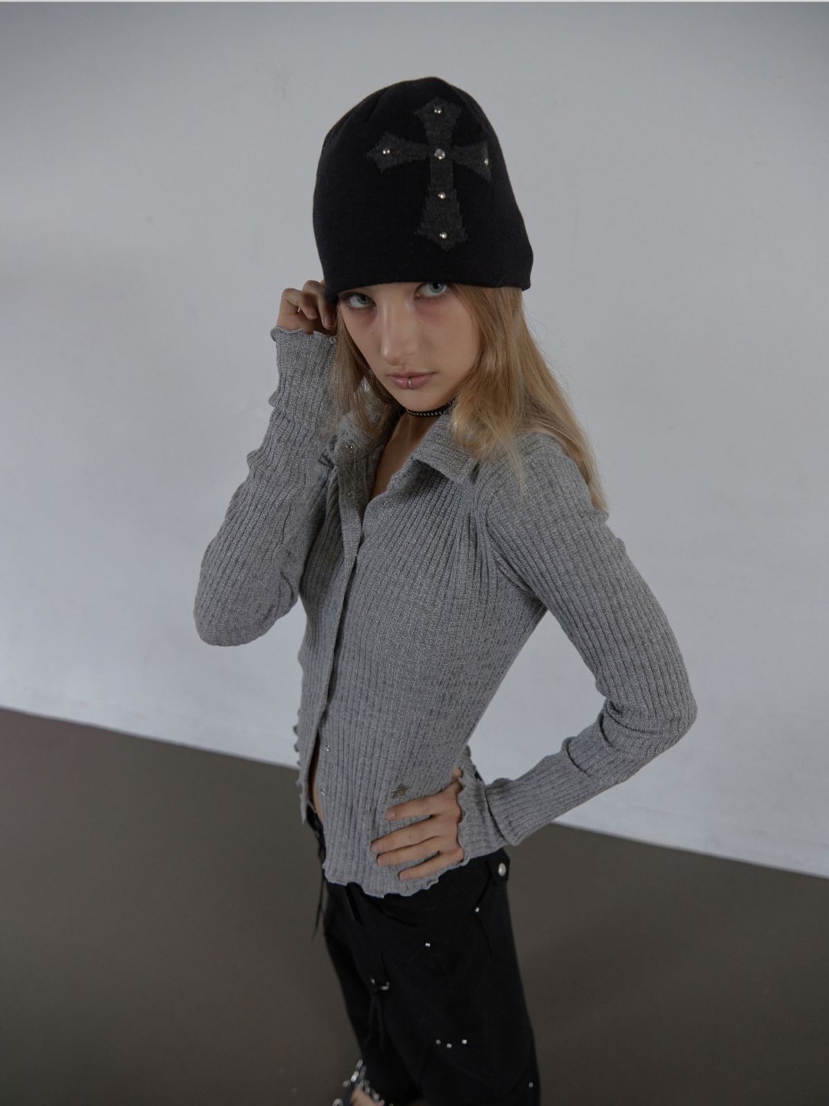 셋업이엑스이(SETUP-EXE) CROSS STUDDED BEANIE / BLACK