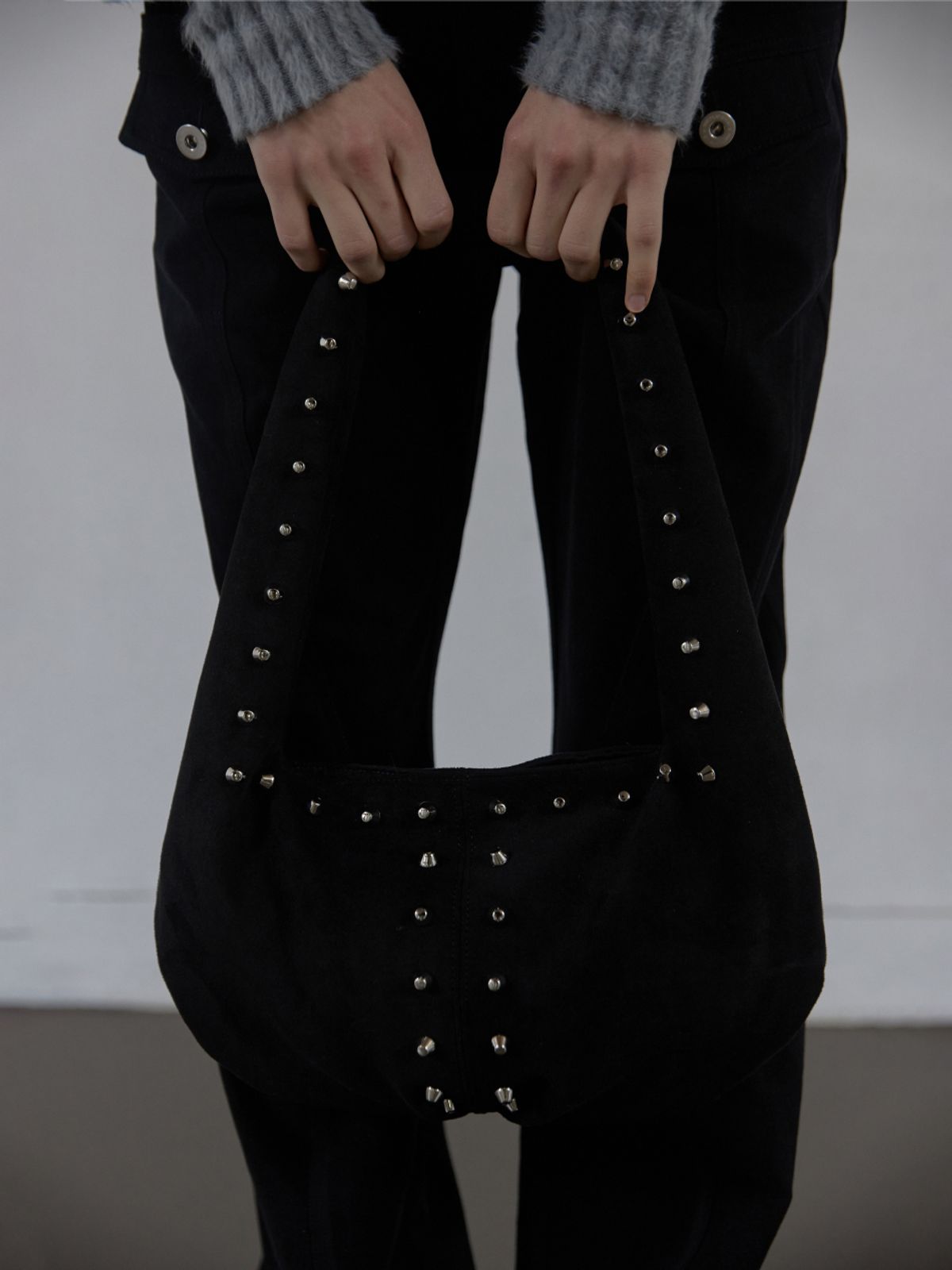 셋업이엑스이(SETUP-EXE) SUEDE STUDDED SHOULDER BAG / BLACK