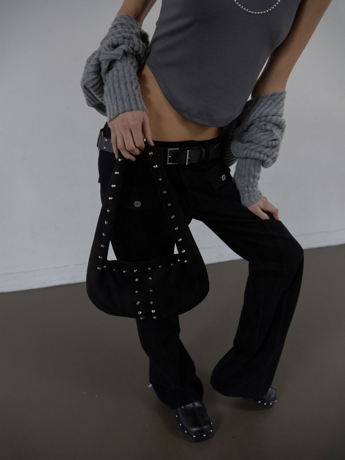 셋업이엑스이(SETUP-EXE) SUEDE STUDDED SHOULDER BAG / BLACK