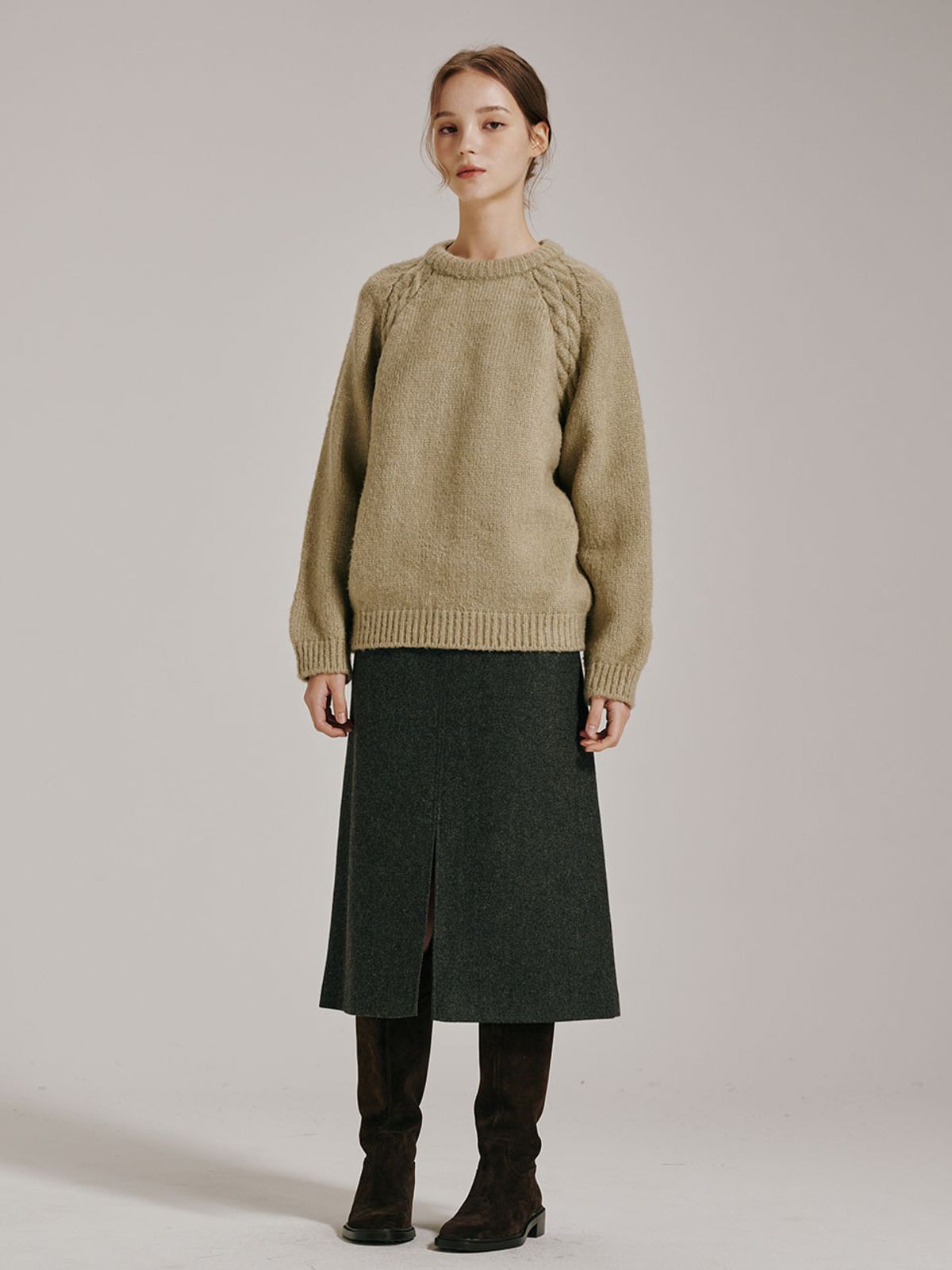 누브(NOUVE) 라운드 넥 울 니트 - 올리브 / Round Neck Wool Knit - Olive