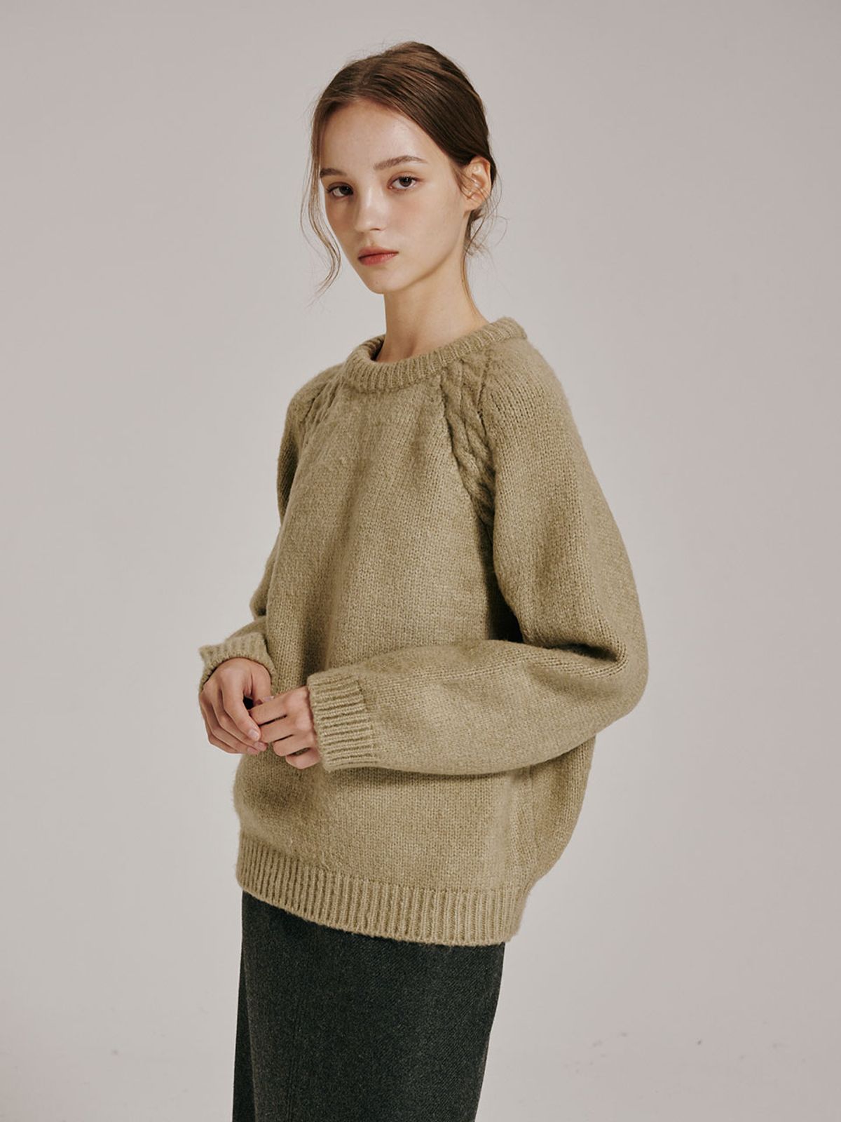 누브(NOUVE) 라운드 넥 울 니트 - 올리브 / Round Neck Wool Knit - Olive