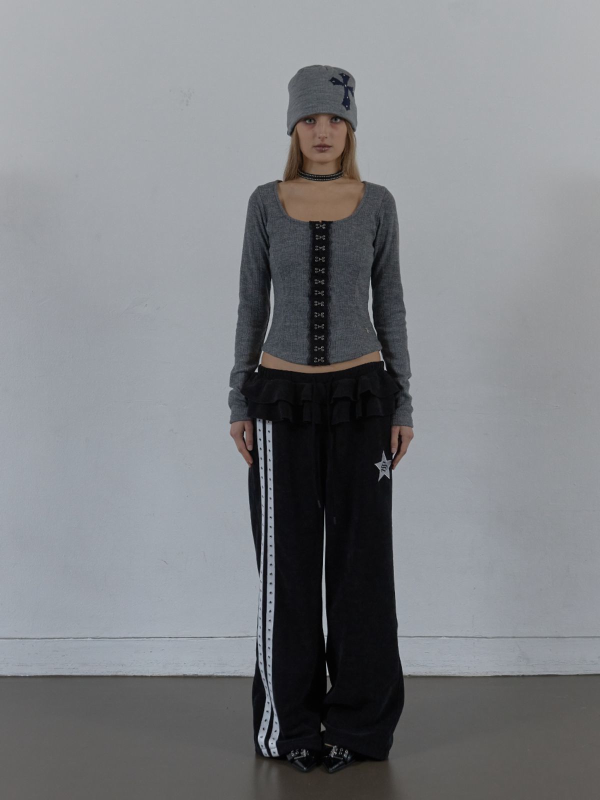 셋업이엑스이(SETUP-EXE) FRILL EYELET SWEATPANTS / BLACK