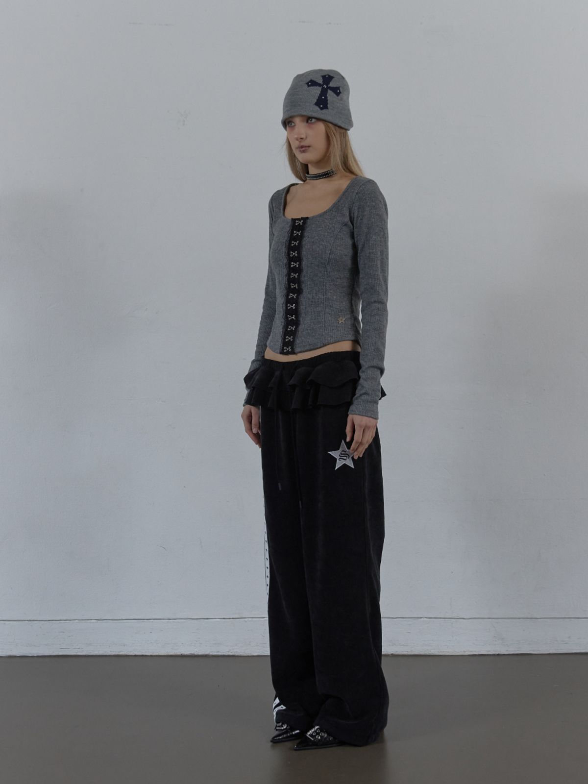 셋업이엑스이(SETUP-EXE) FRILL EYELET SWEATPANTS / BLACK