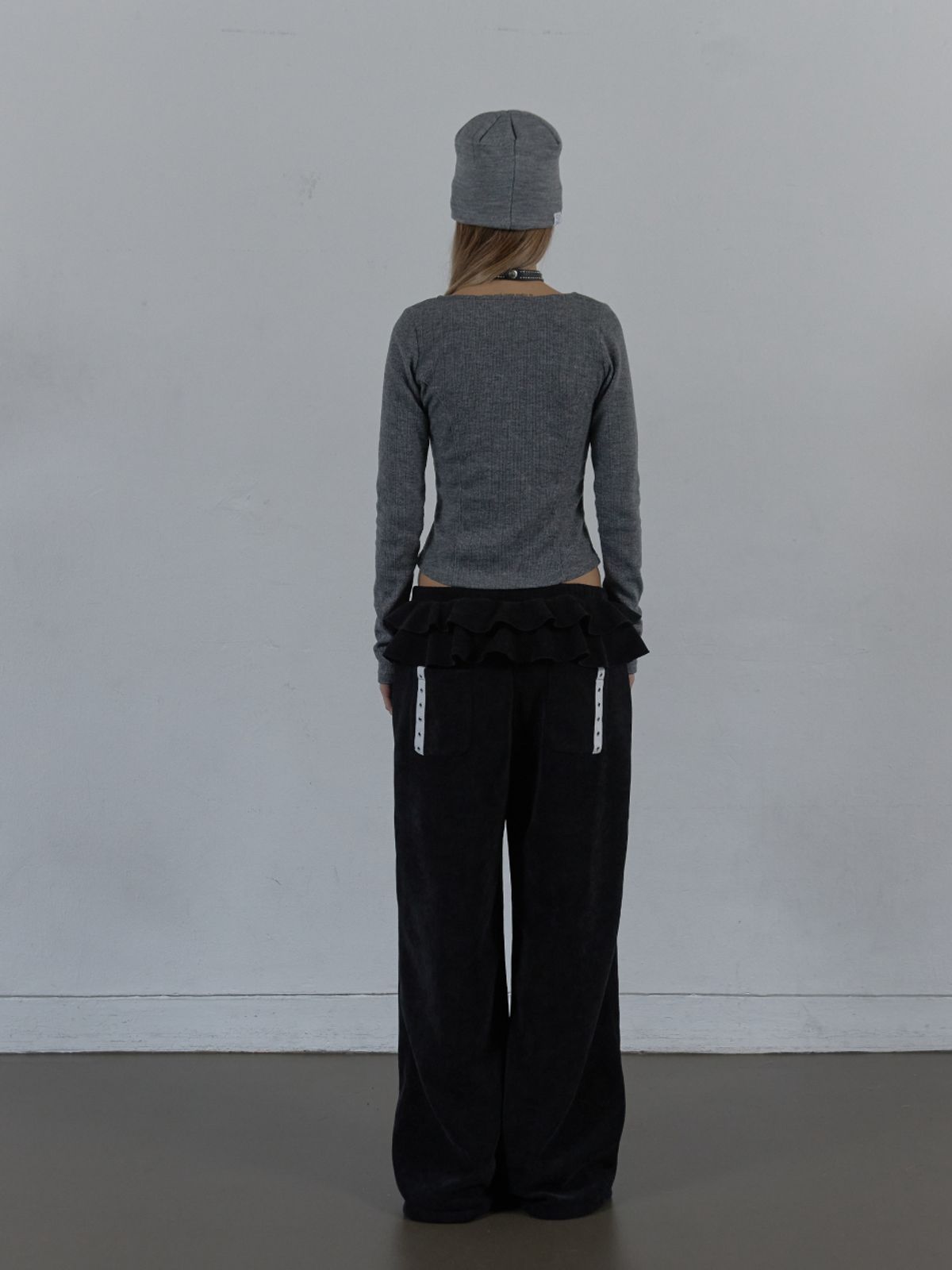 셋업이엑스이(SETUP-EXE) FRILL EYELET SWEATPANTS / BLACK