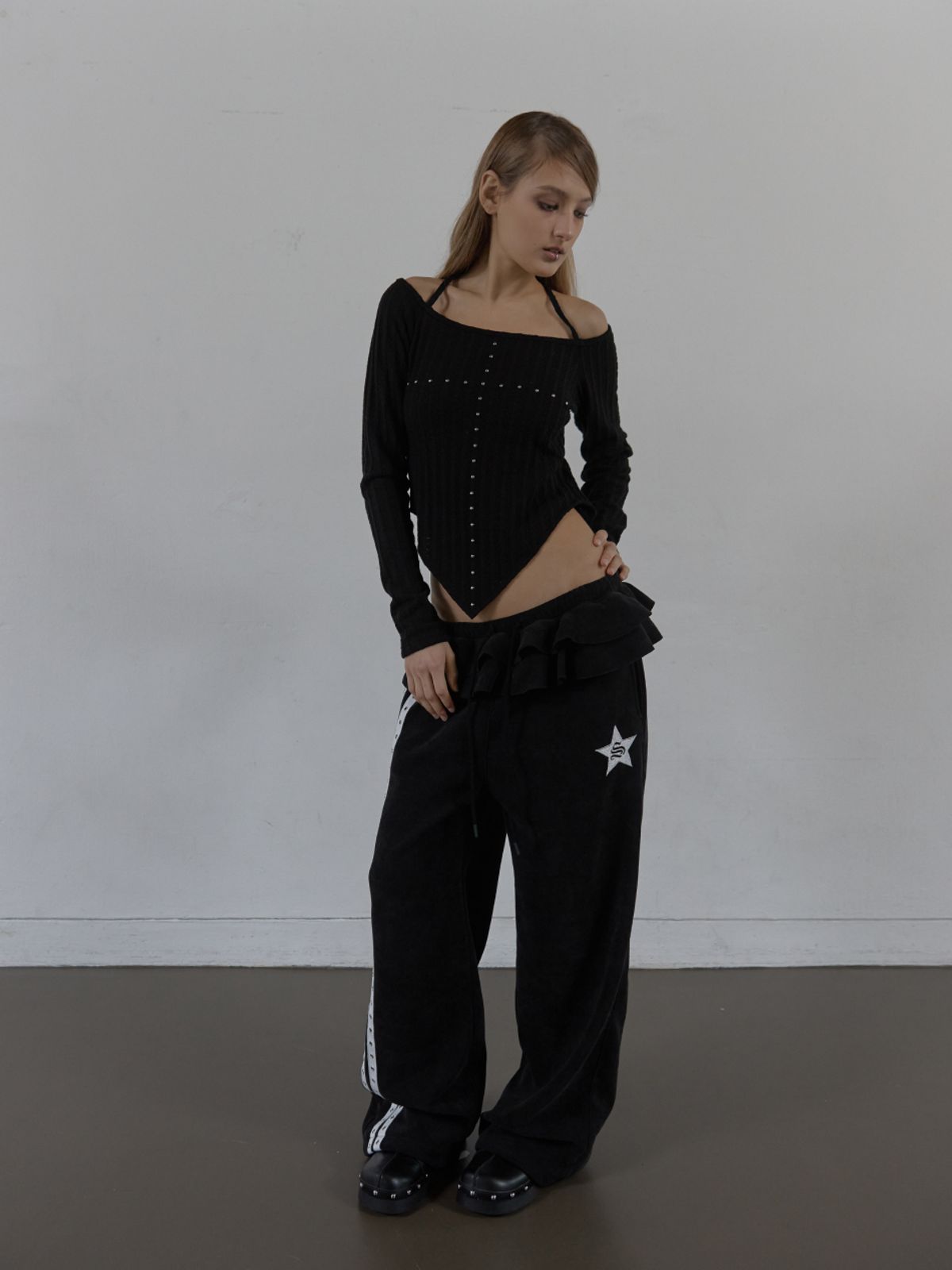 셋업이엑스이(SETUP-EXE) FRILL EYELET SWEATPANTS / BLACK