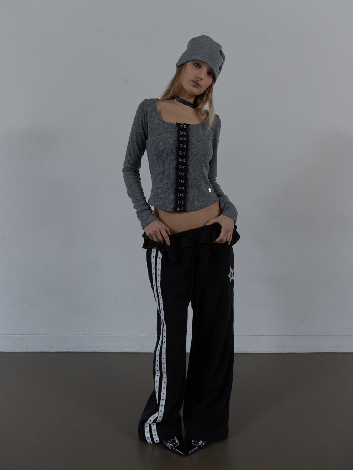 셋업이엑스이(SETUP-EXE) FRILL EYELET SWEATPANTS / BLACK