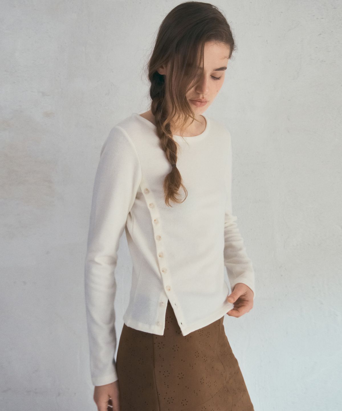 아우어노스텔지아(OURNOSTALGIA) Boatneck Side Button T-shirt_Ivory(O25-TP28)