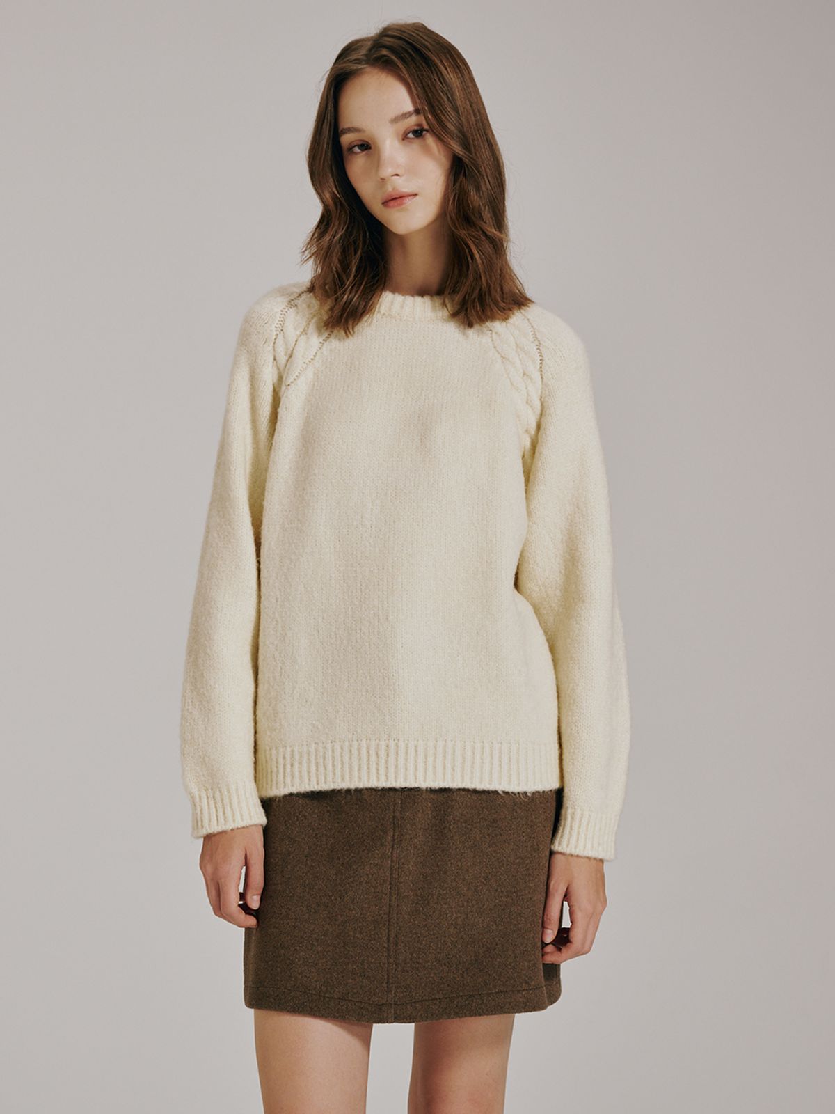 누브(NOUVE) 라운드 넥 울 니트 - 아이보리 / Round Neck Wool Knit - Ivory