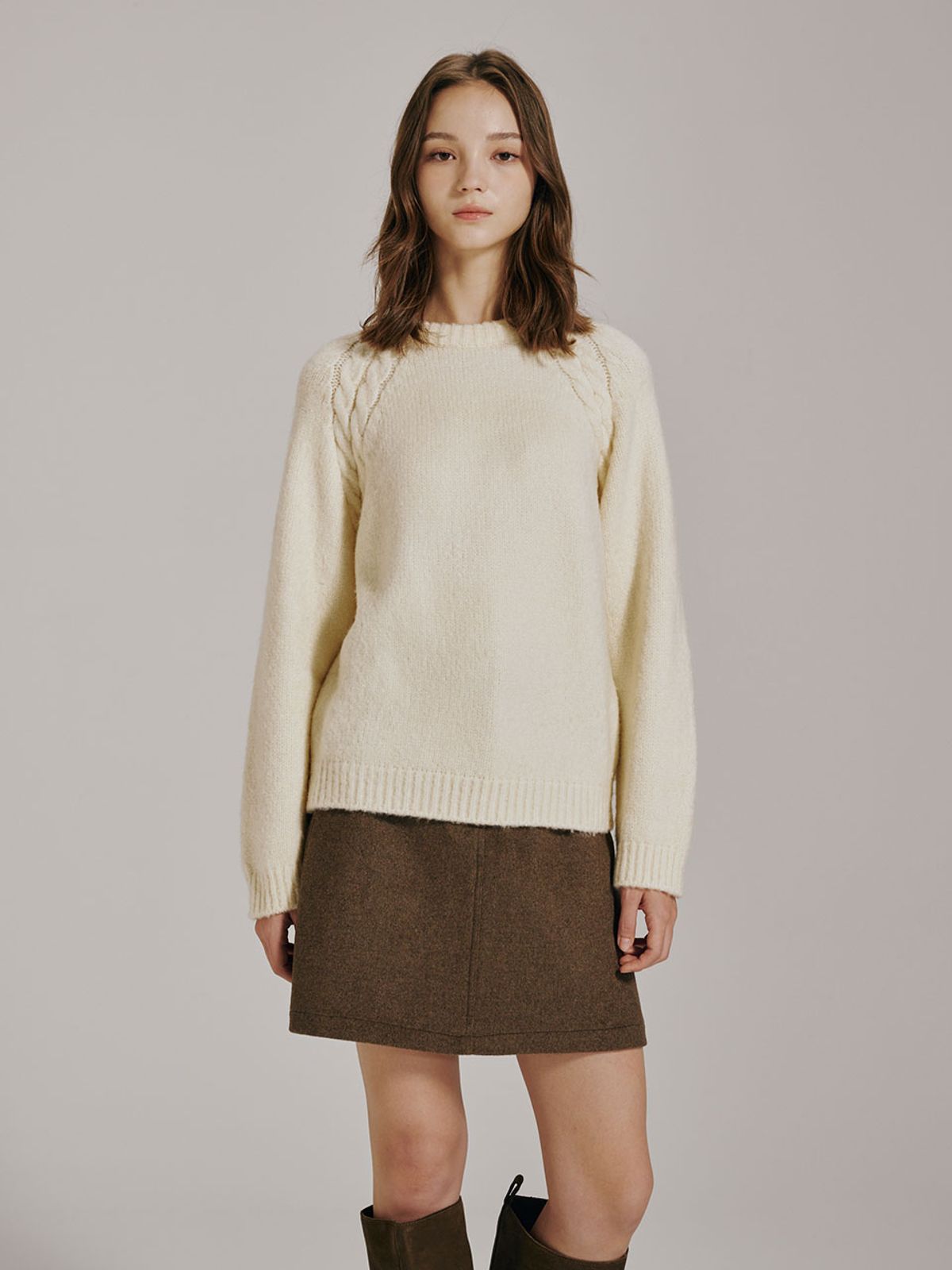 누브(NOUVE) 라운드 넥 울 니트 - 아이보리 / Round Neck Wool Knit - Ivory