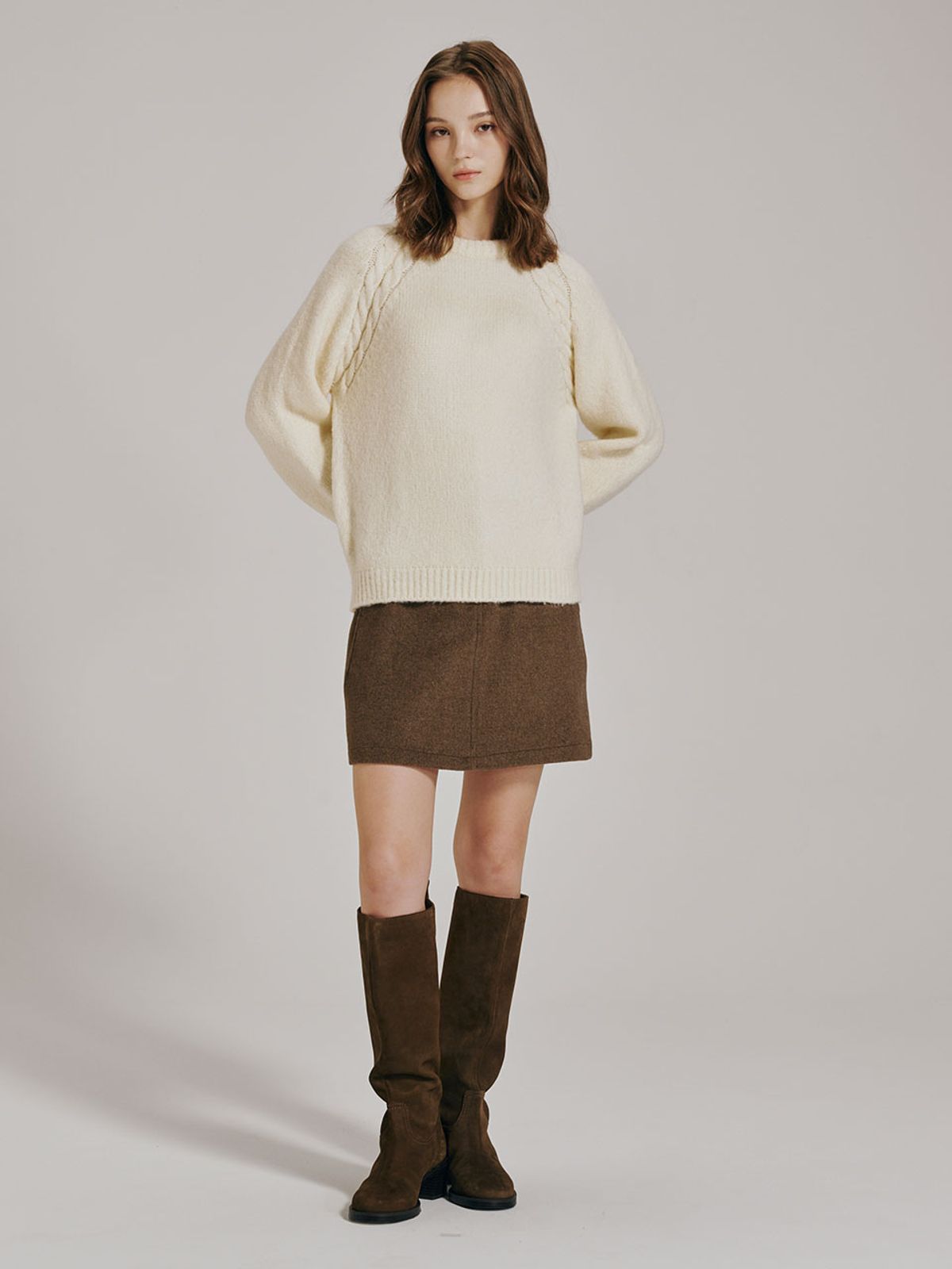 누브(NOUVE) 라운드 넥 울 니트 - 아이보리 / Round Neck Wool Knit - Ivory
