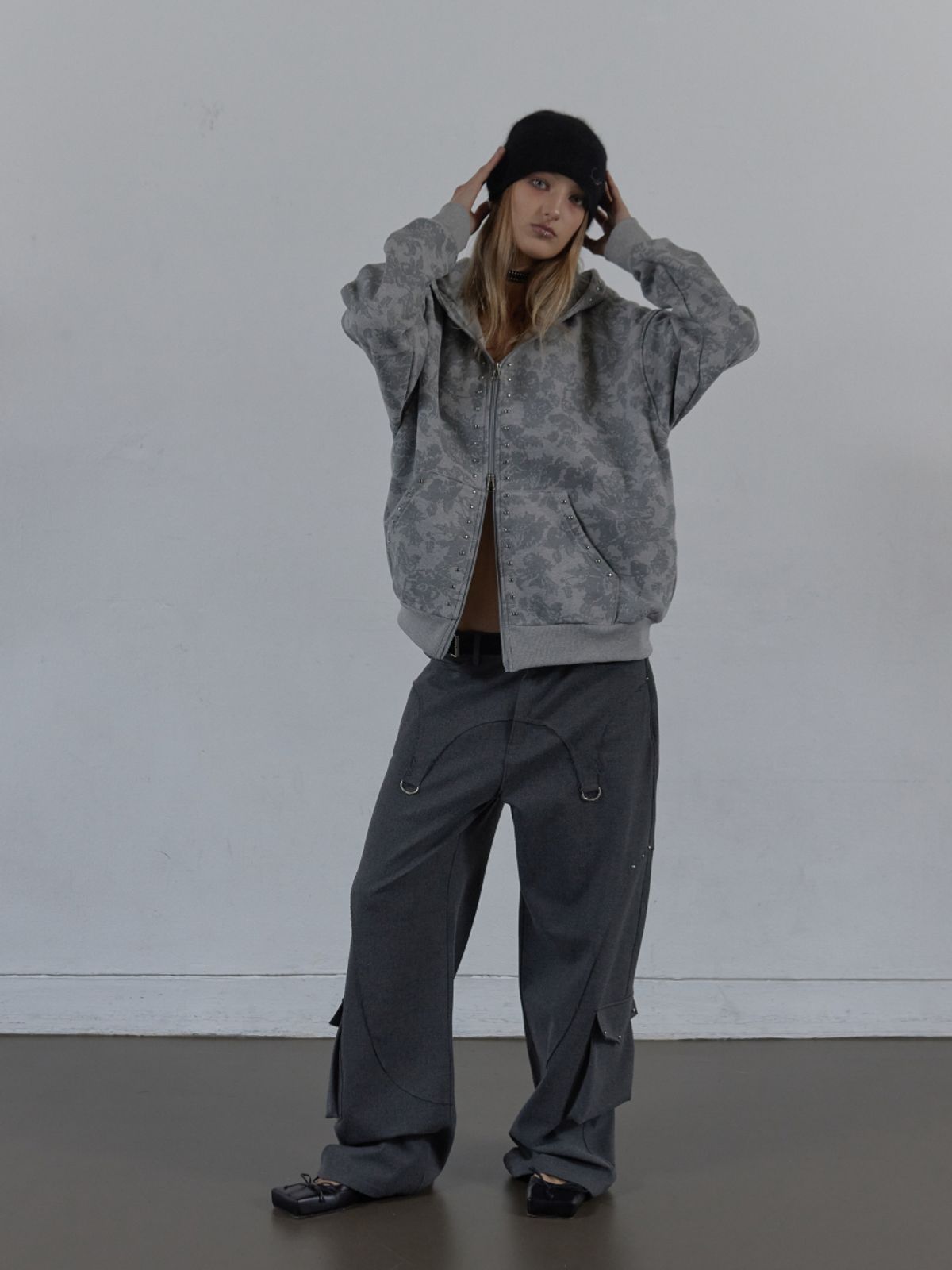 셋업이엑스이(SETUP-EXE) WESTERN STUDDED SLACKS / CHARCOAL