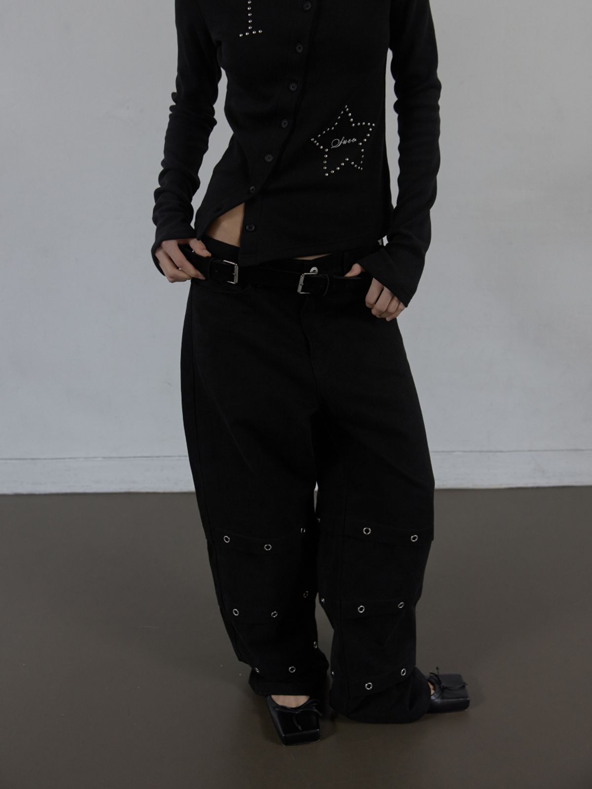 셋업이엑스이(SETUP-EXE) PIN TUCK EYELET PANTS / BLACK