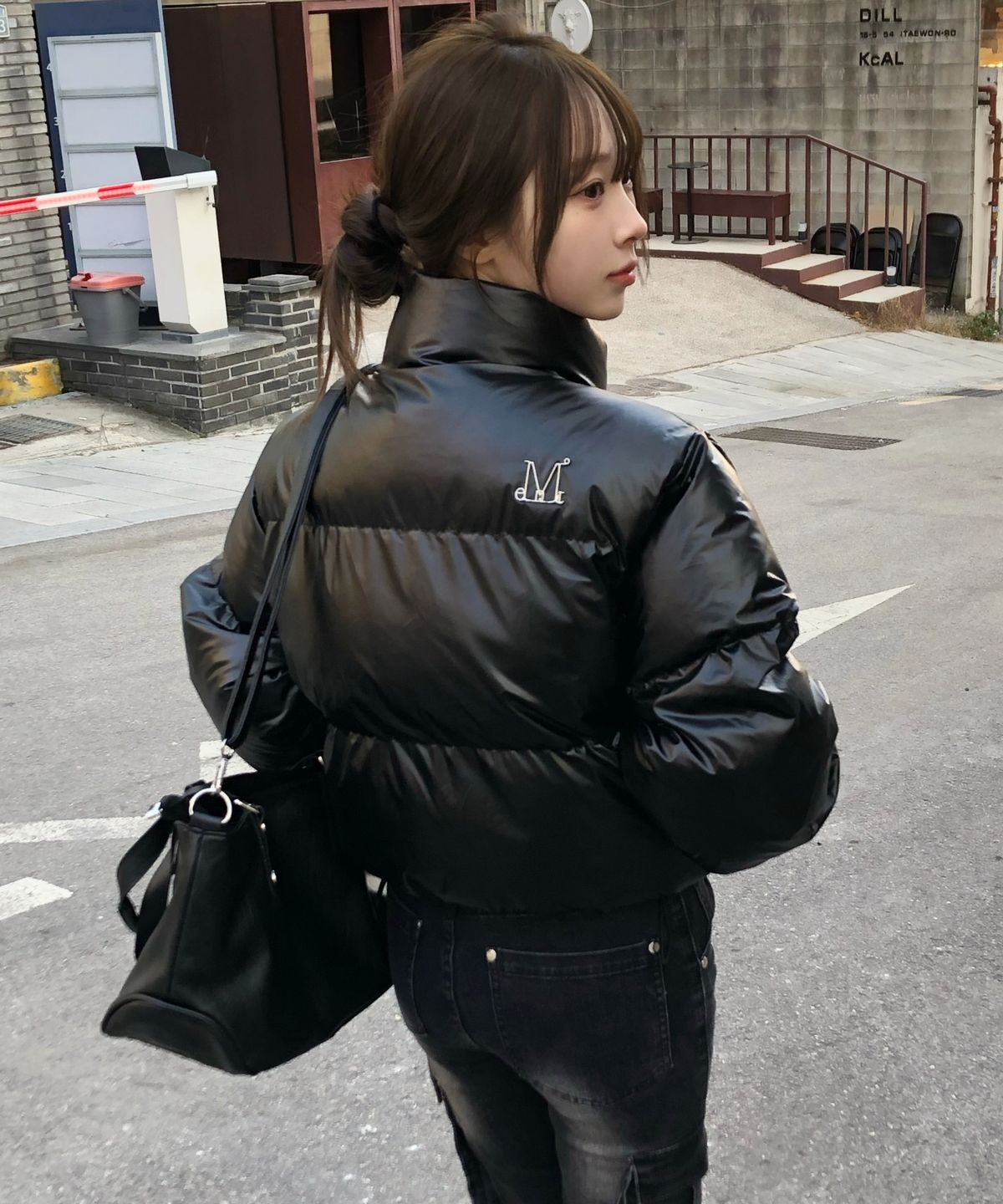 무센트(MUCENT) 라디엔 메탈로고 하이넥 글로시 크롭 패딩 (2컬러)