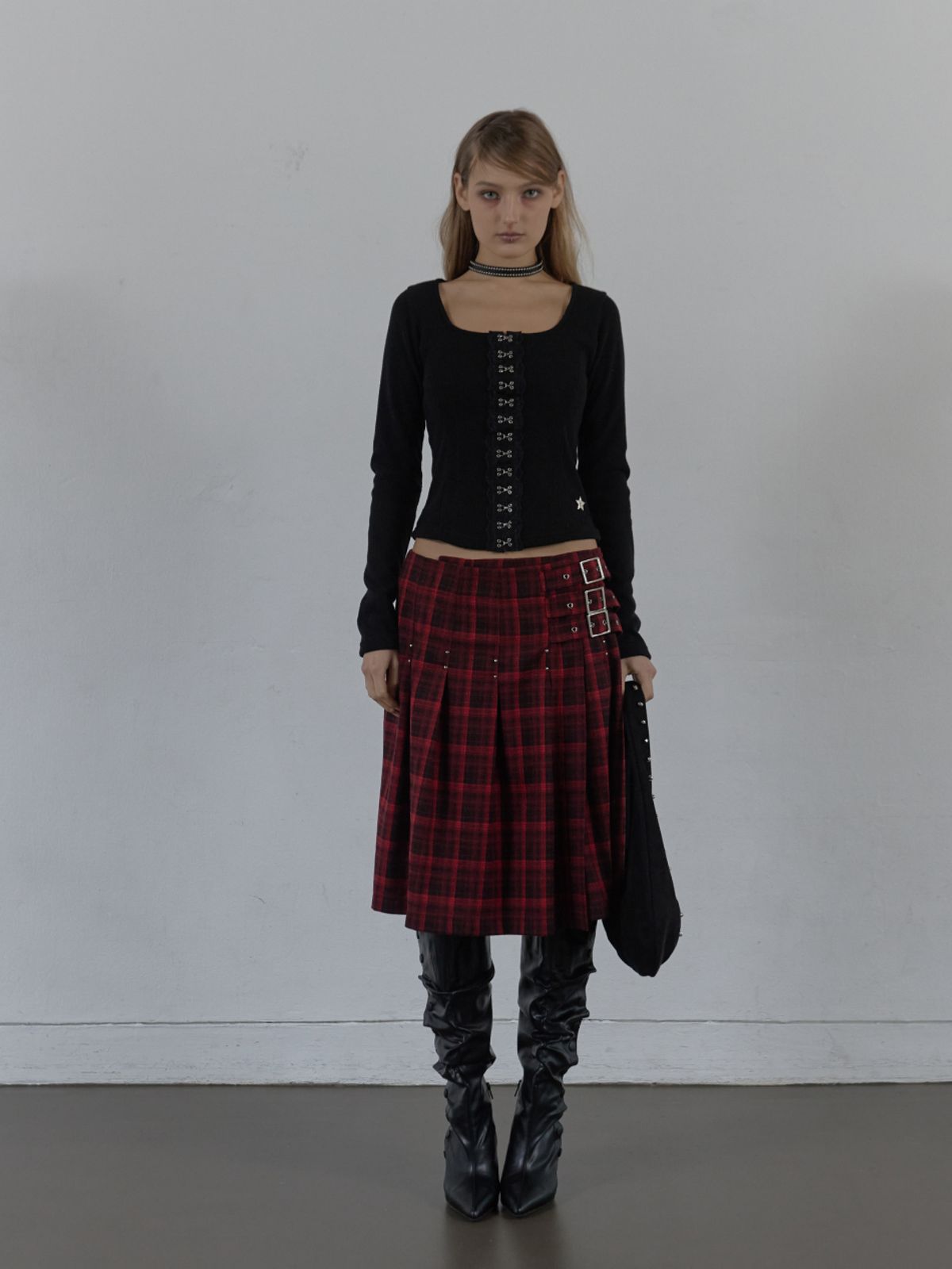 셋업이엑스이(SETUP-EXE) CHECK BUCKLE WRAP SKIRT / RED