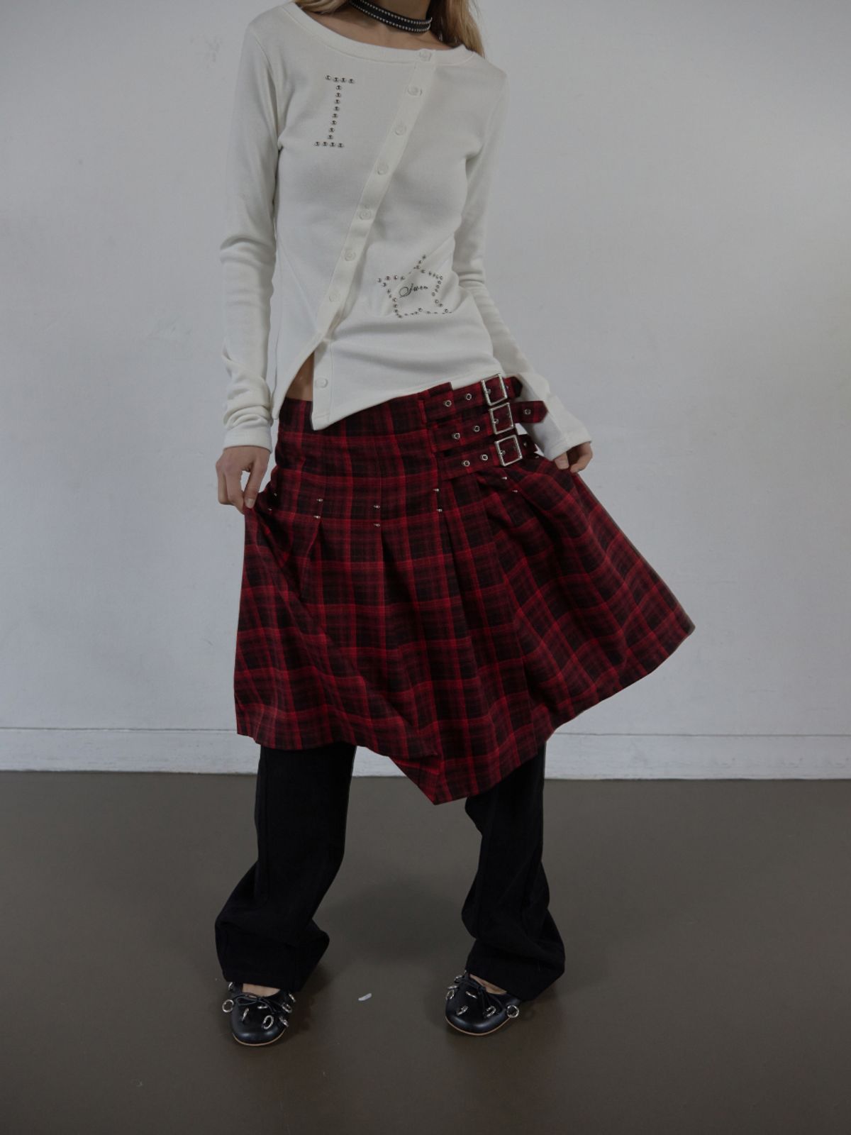 셋업이엑스이(SETUP-EXE) CHECK BUCKLE WRAP SKIRT / RED
