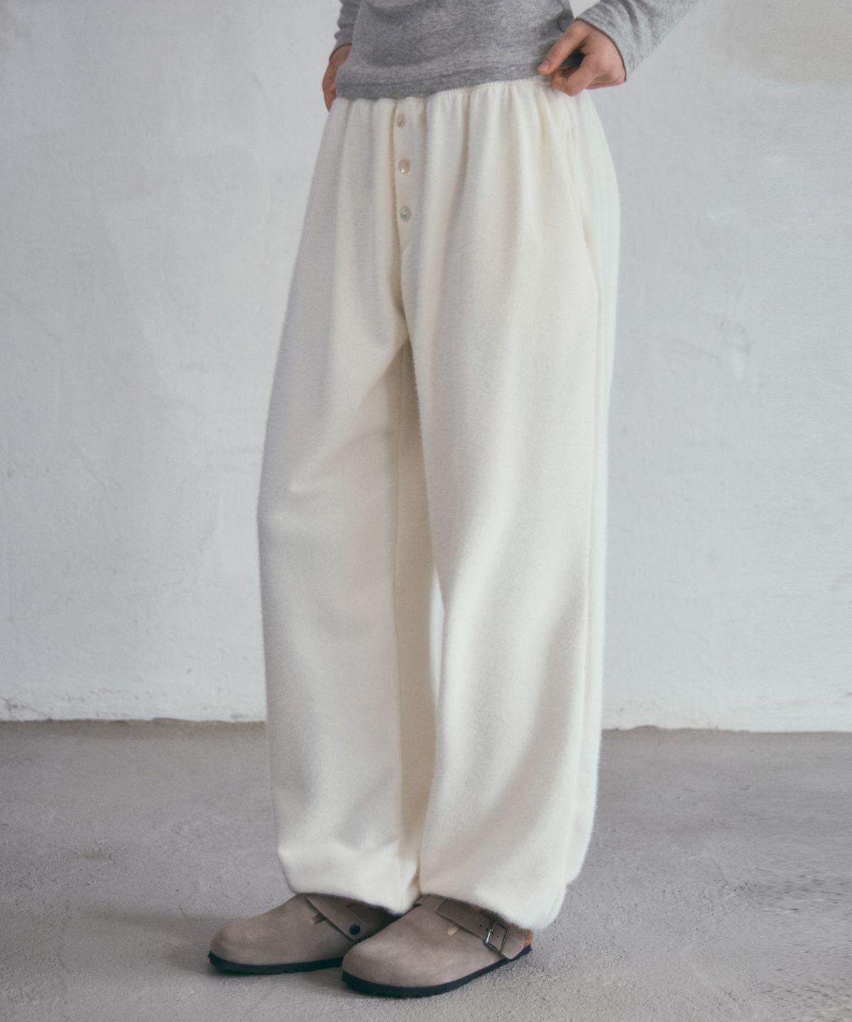 아우어노스텔지아(OURNOSTALGIA) Snowy Button Jogger Pants_Ivory(O25-PT17)