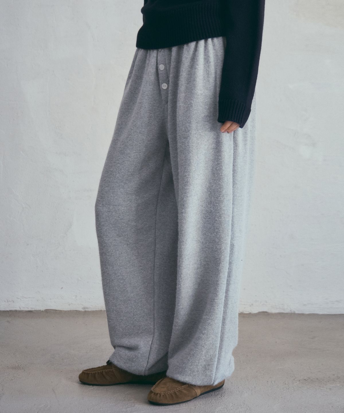아우어노스텔지아(OURNOSTALGIA) Snowy Button Jogger Pants_Gray(O25-PT17)