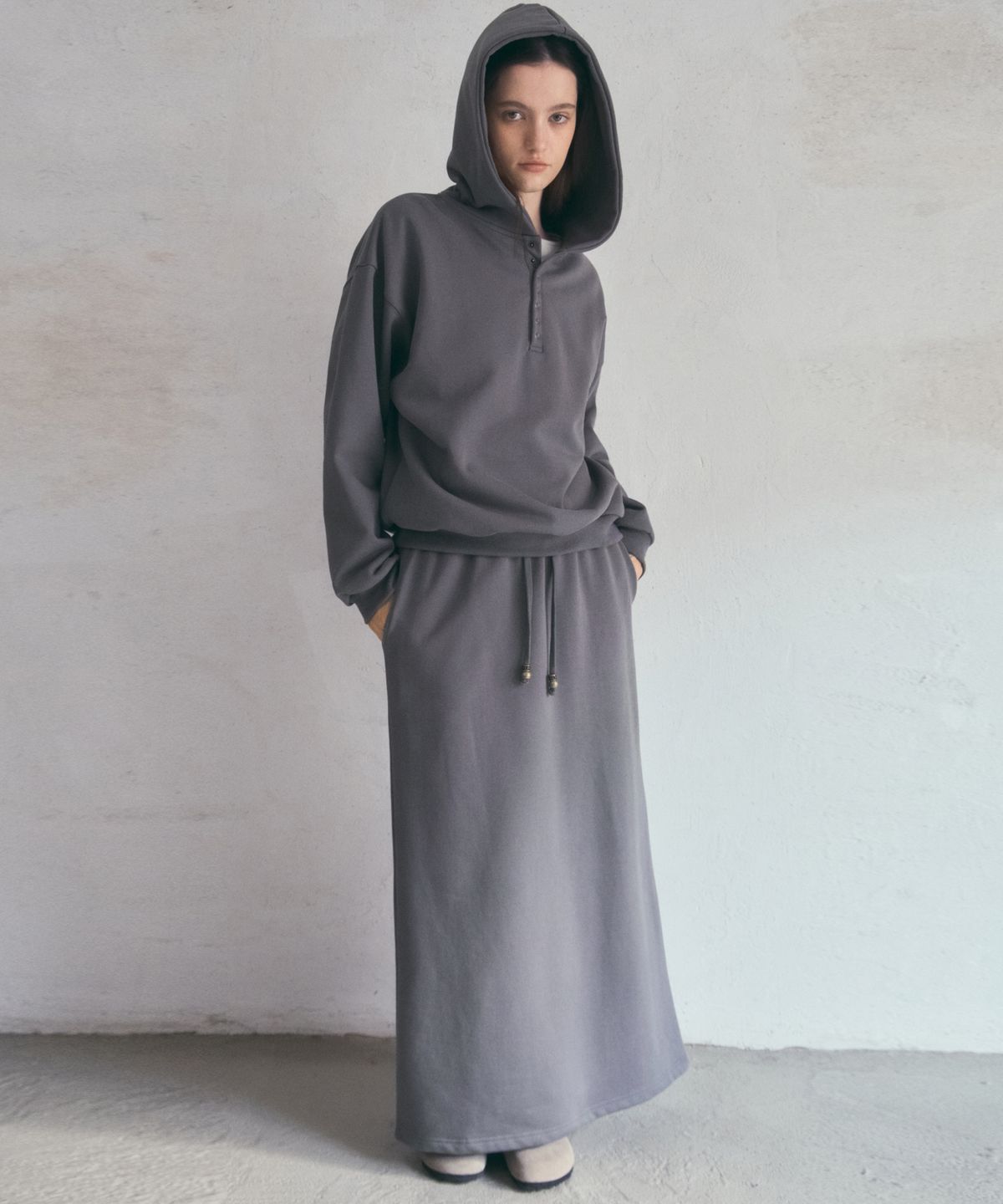 아우어노스텔지아(OURNOSTALGIA) Cozy Henry Long Skirt_Charcoal(O25-SK21)