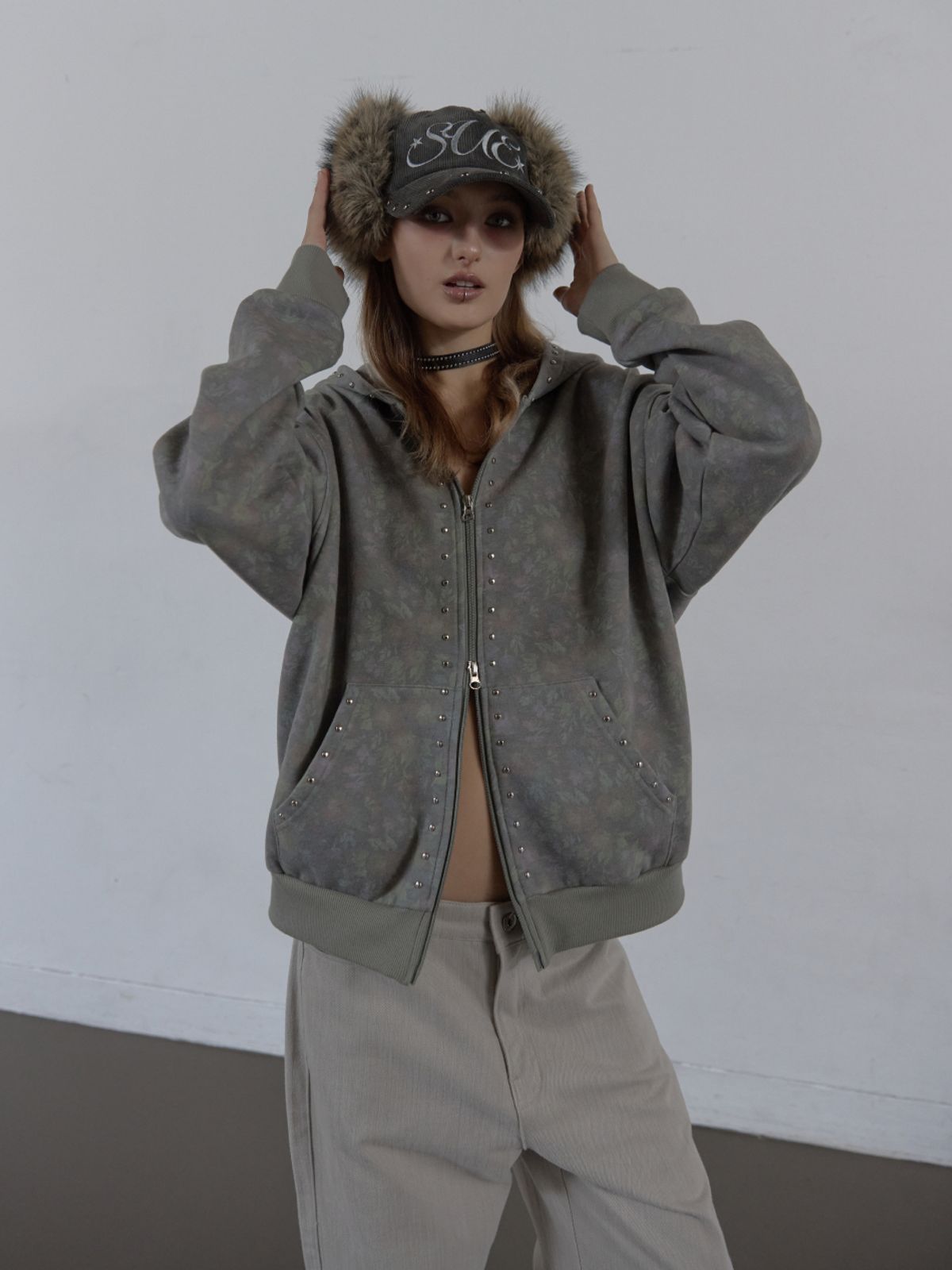 셋업이엑스이(SETUP-EXE) FLOWER STUDDED HOODIE ZIP-UP / KHAKI