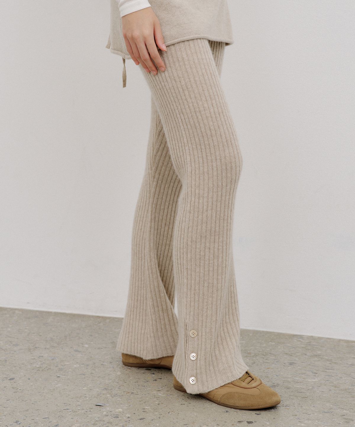 오떼뜨(OCTETTE) WOOL RIBBED FLARE KNIT PANTS_2COLOR