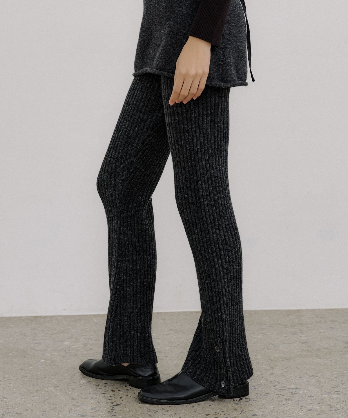 오떼뜨(OCTETTE) WOOL RIBBED FLARE KNIT PANTS_2COLOR