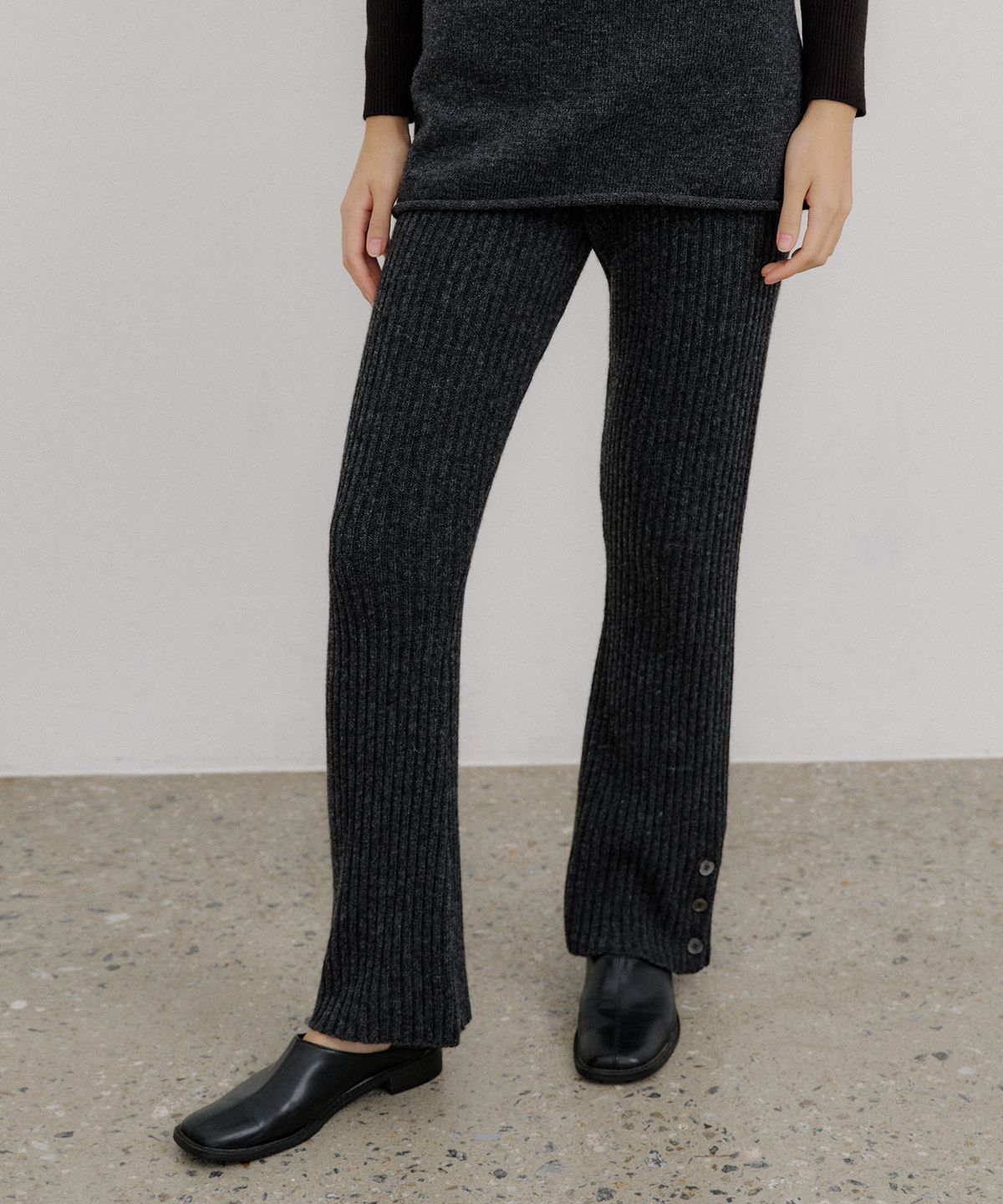 오떼뜨(OCTETTE) WOOL RIBBED FLARE KNIT PANTS_2COLOR