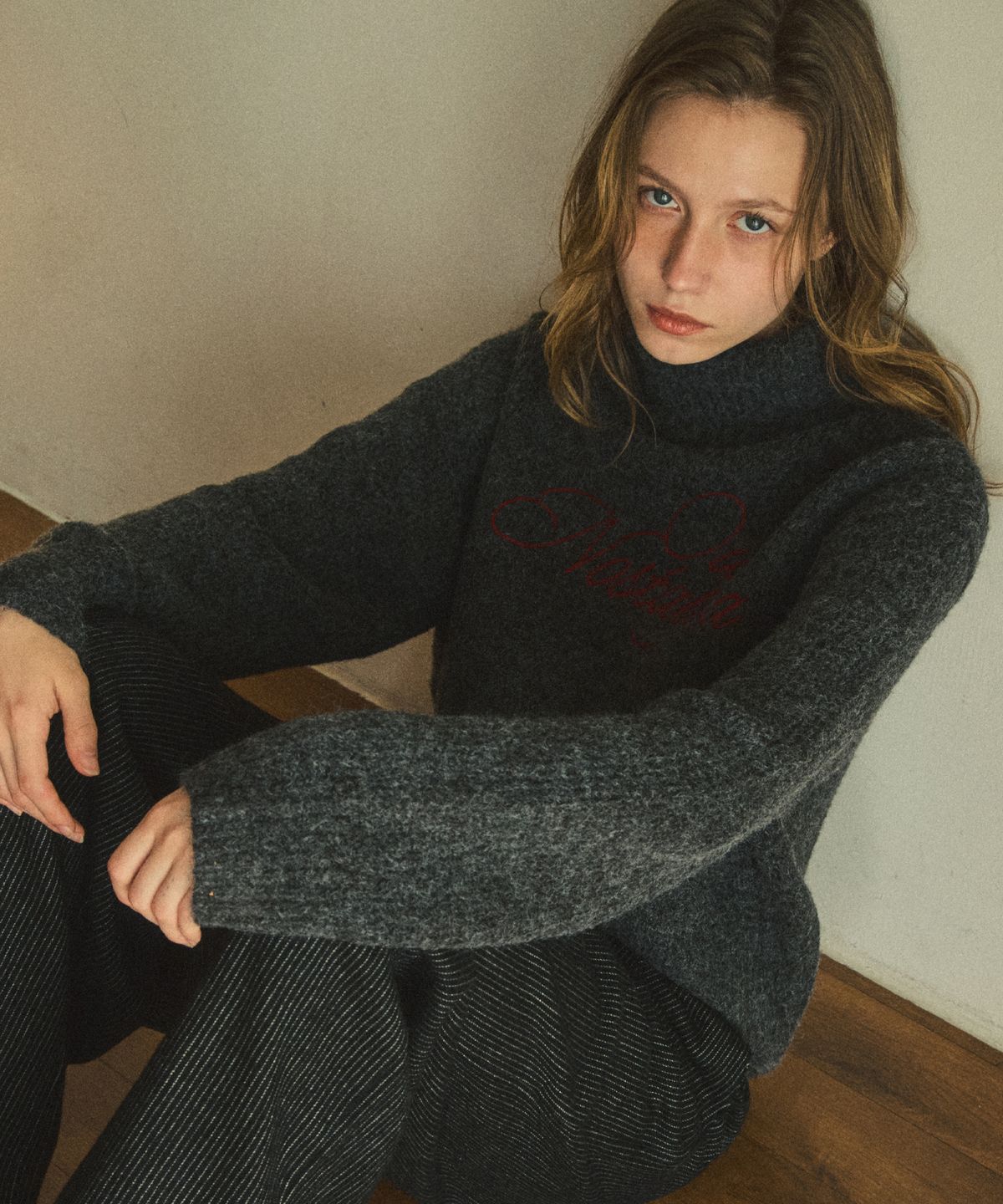 아우어노스텔지아(OURNOSTALGIA) our lettering turtleneck wool knit_Charcoal