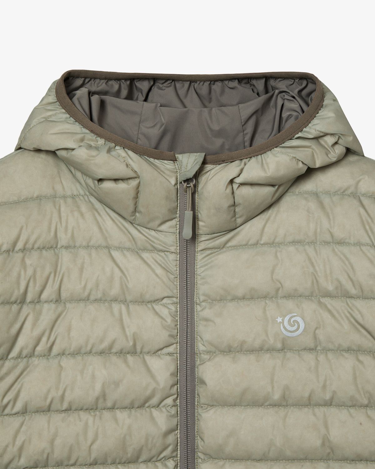 에이이에이이(AEAE) SYMBOL LIGHT DOWN JACKET [SAGE GREEN]