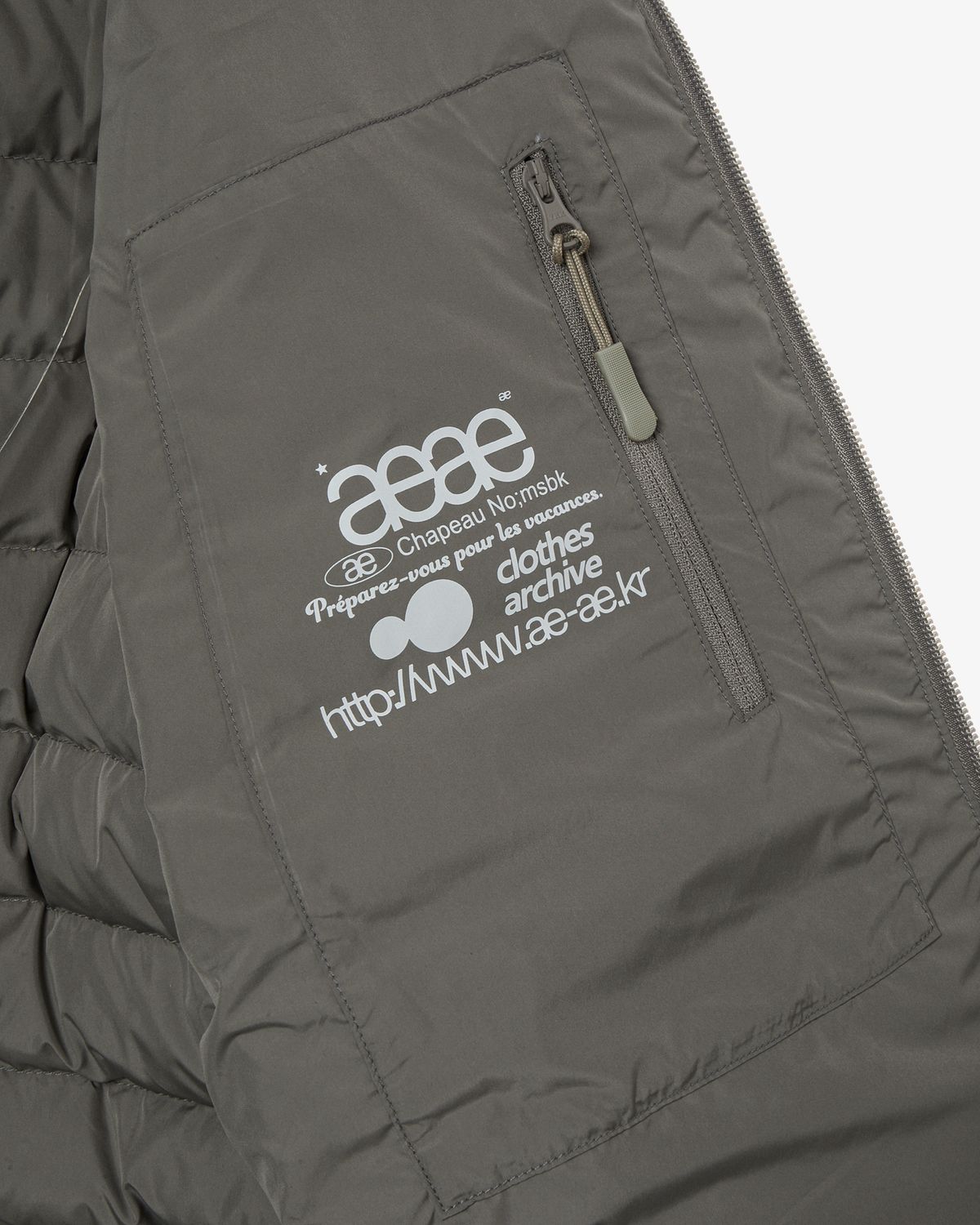 에이이에이이(AEAE) SYMBOL LIGHT DOWN JACKET [SAGE GREEN]
