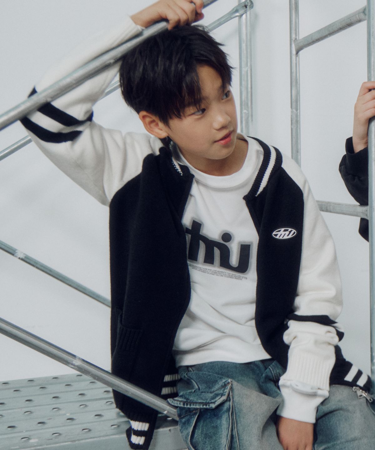 티미유(TMIU) 바시티 짚업 스웨터