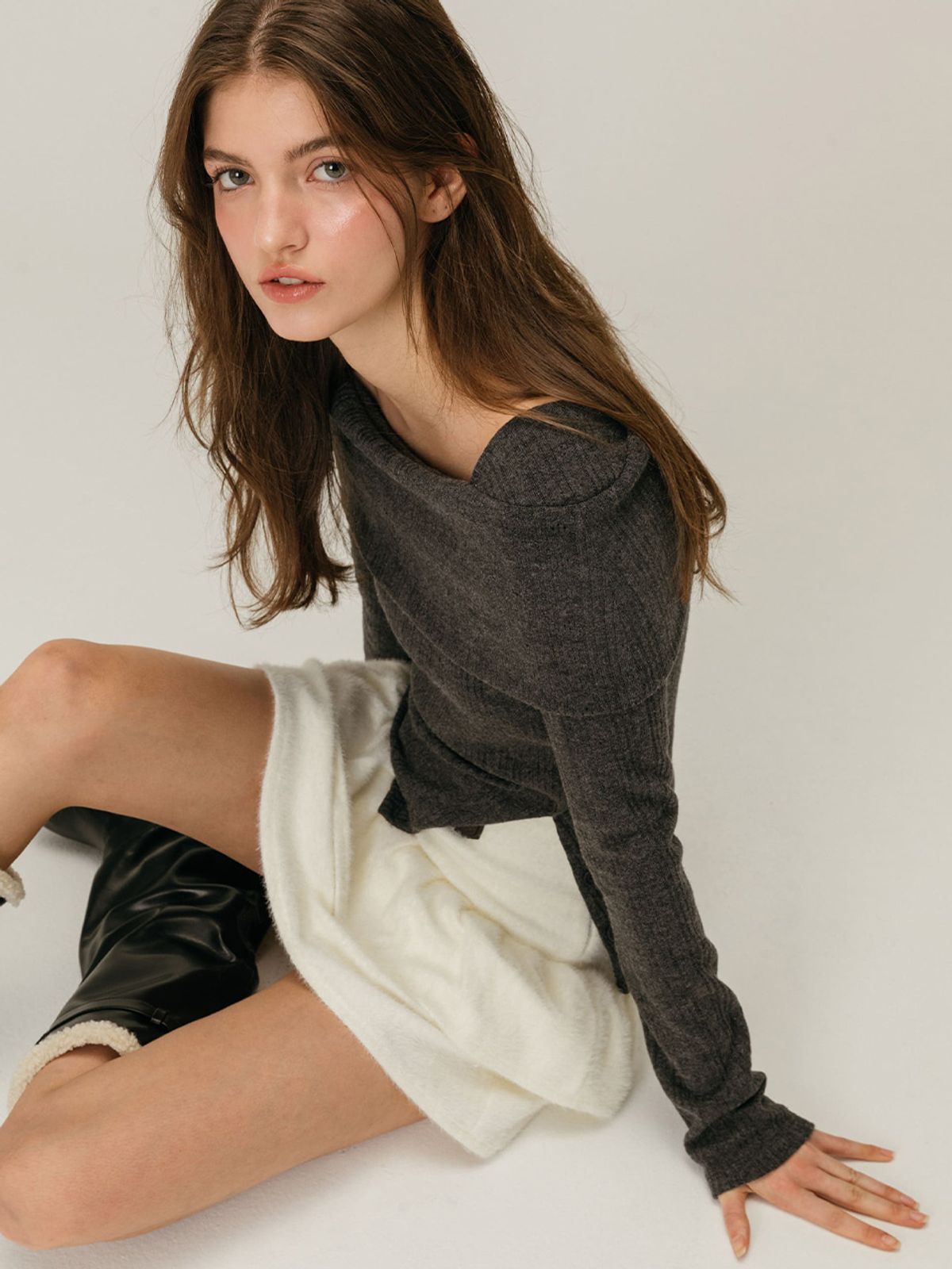 모이페어(MOIFAIRE) BUTTON OFF SHOULDER T-SHIRT / CHARCOAL