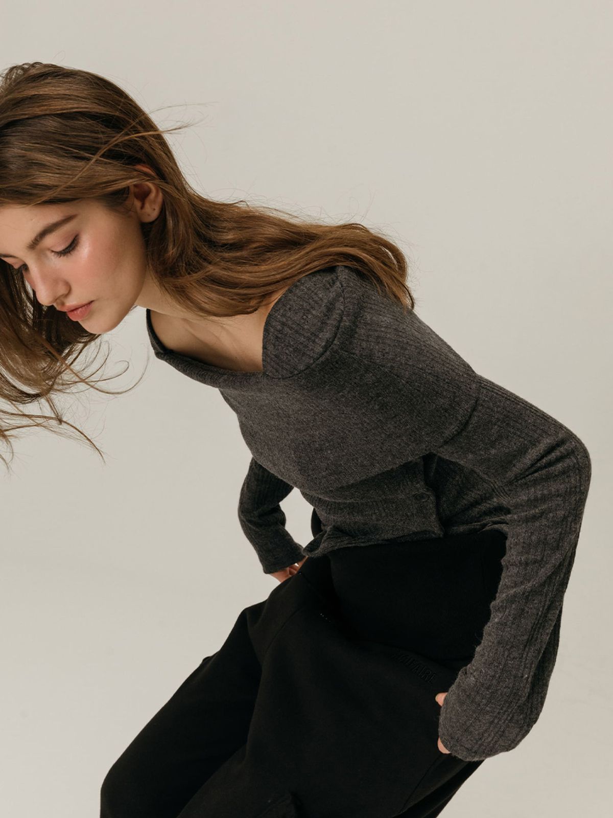 모이페어(MOIFAIRE) BUTTON OFF SHOULDER T-SHIRT / CHARCOAL
