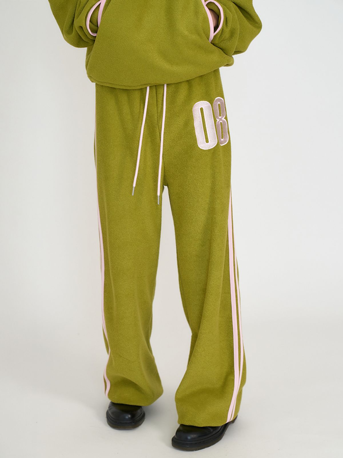 온스카(ONSKA) EASE 08 TRACK PANTS (OLIVE)
