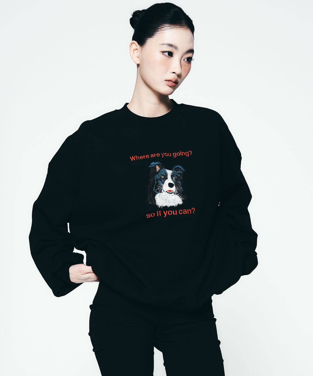 소이프유캔(SOIFUCAN) 보더콜리 자수 코튼 드랍숄더 스웻셔츠