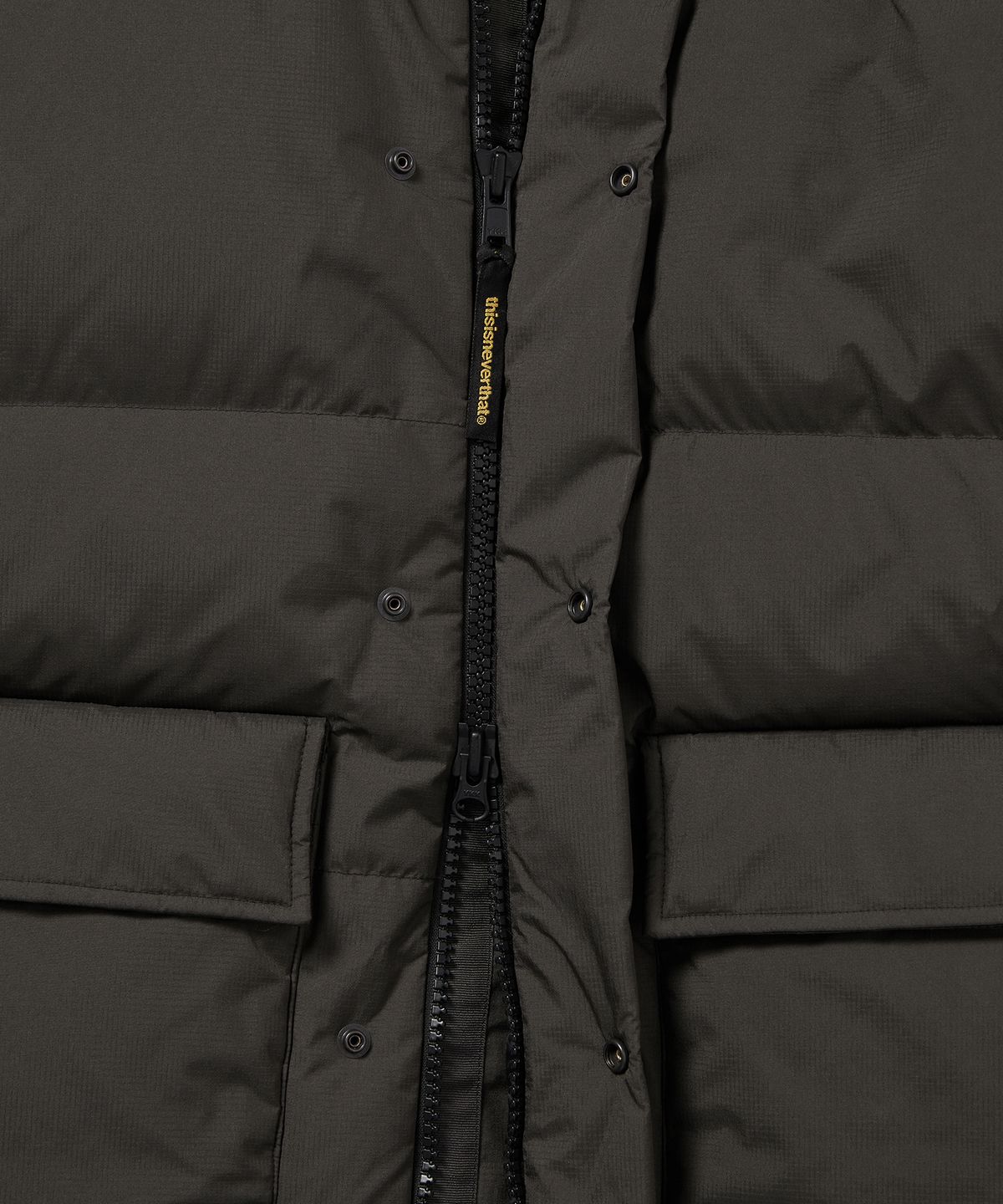 디스이즈네버댓(THISISNEVERTHAT) GORE-TEX WINDSTOPPER Expedition Down Jacket Olive Drab