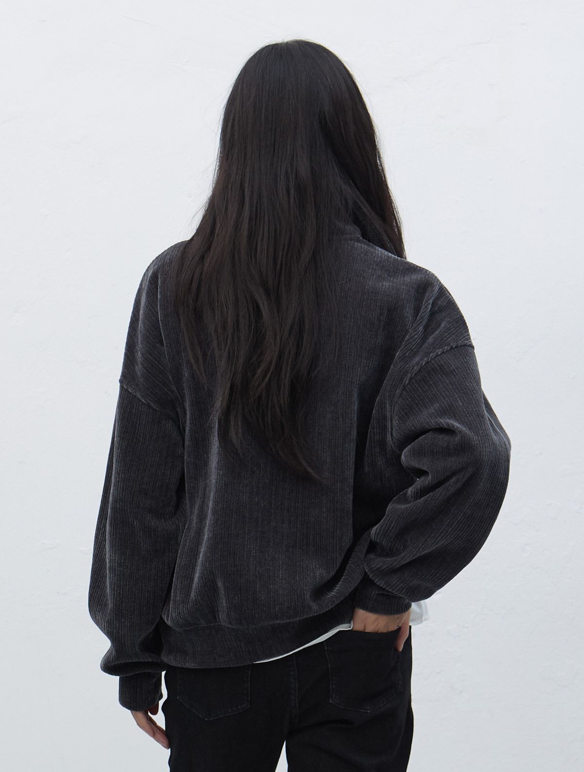 제너럴아이디어(GENERALIDEA) 리브드 벨로아 루즈핏 하프집업 [CHARCOAL] / WBE4L51521