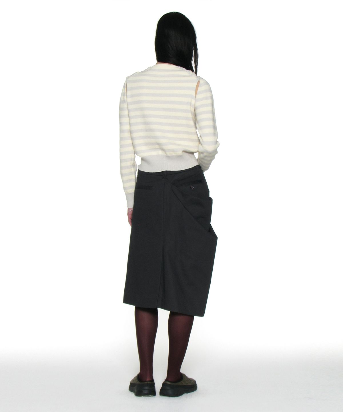 파르티멘토 우먼(PARTIMENTO WOMEN) 어시메트릭 드레이프 패널 미디 스커트_차콜
